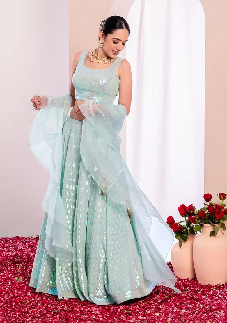 Lehenga de soirée bleu ciel avec broderie en sequins et dupatta à volants