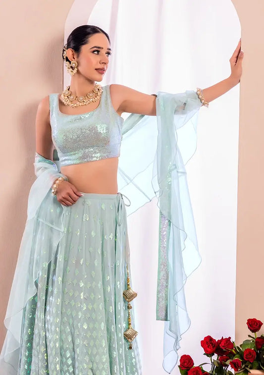 Lehenga de soirée bleu ciel avec broderie en sequins et dupatta à volants