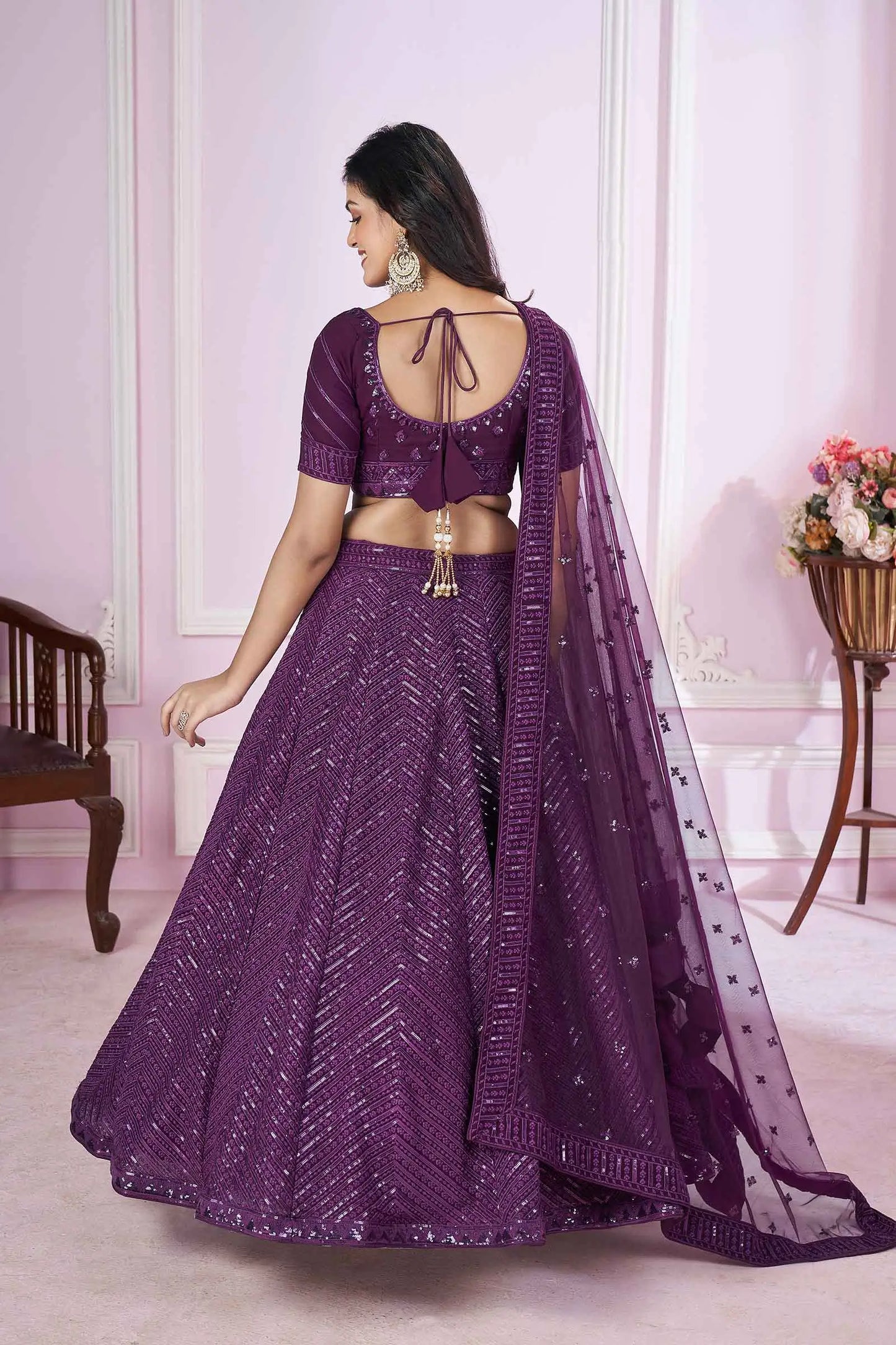 Lehenga en georgette violet avec broderie de sequins et de fils COLLECTION PRISHA