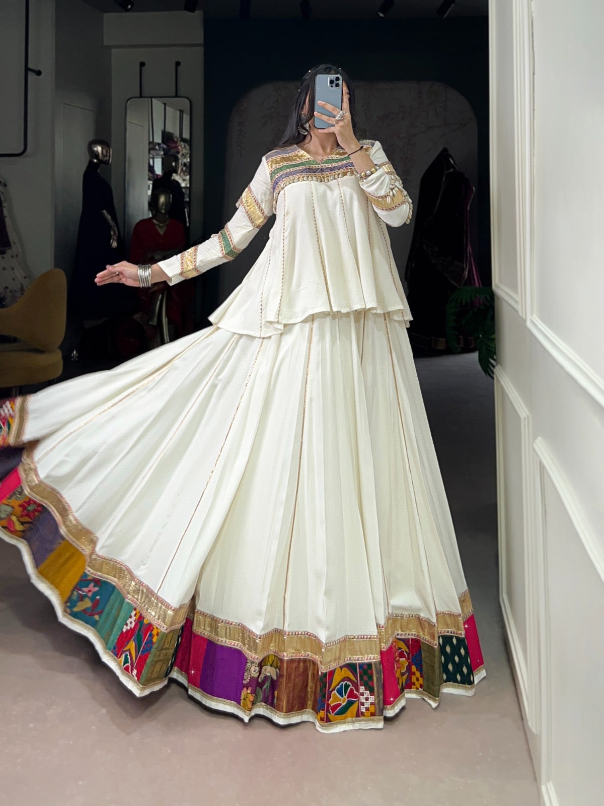 Eleganter rosa-grauer Braut-Lehenga mit Zarkan-Stickerei und Pailletten