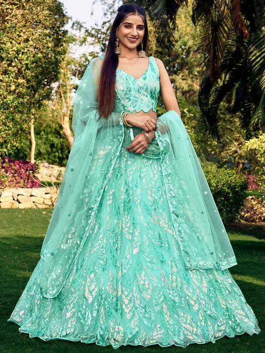Lehenga bleu ciel en résille douce avec broderies de sequins multiples et fils