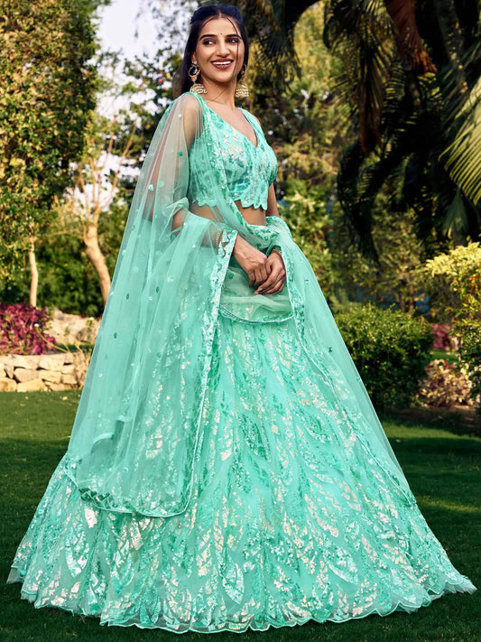 Lehenga bleu ciel en résille douce avec broderies de sequins multiples et fils