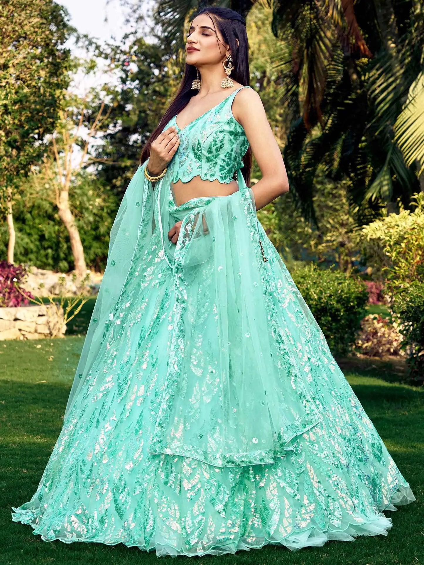 Lehenga bleu ciel en résille douce avec broderies de sequins multiples et fils