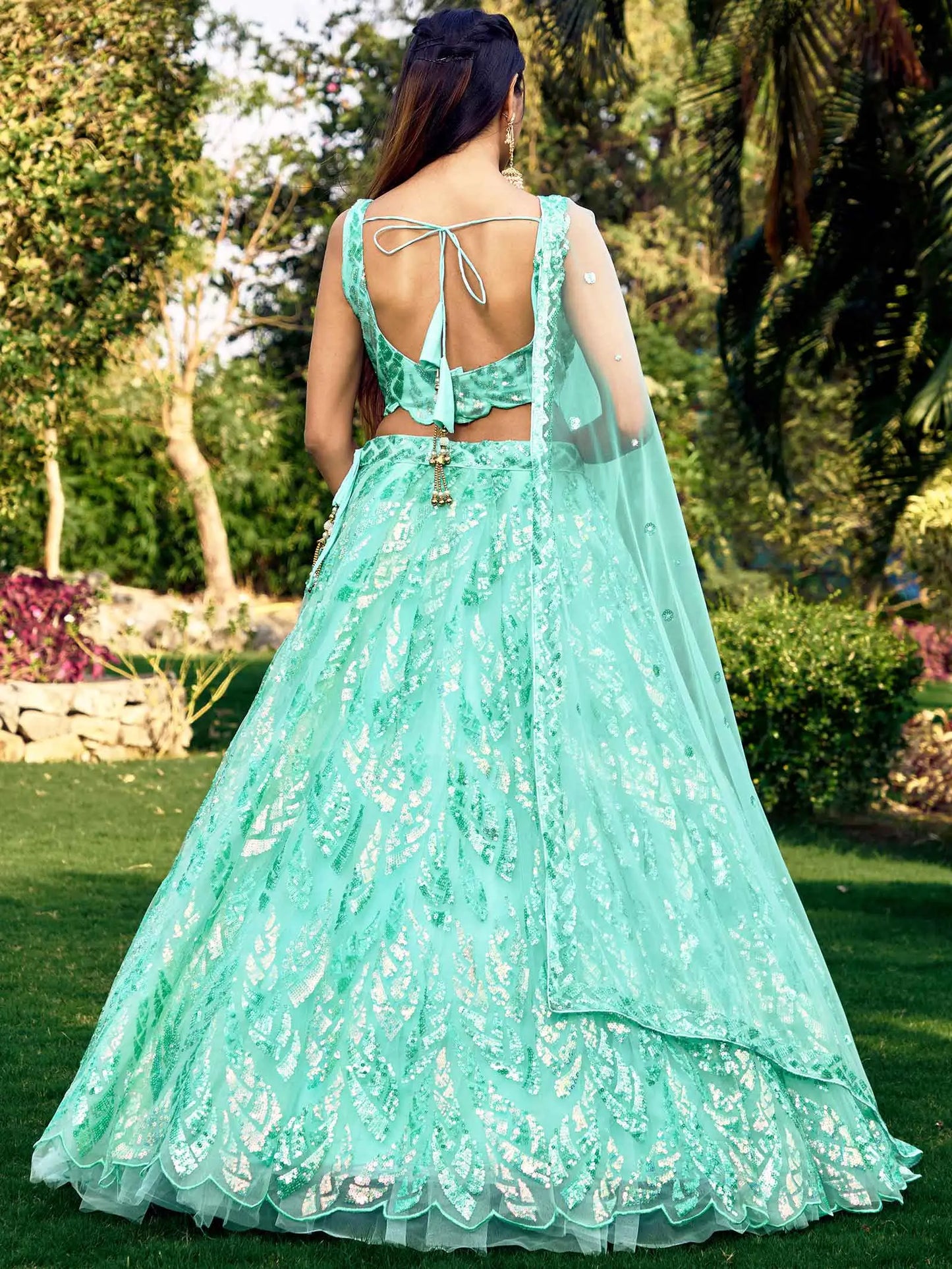 Lehenga bleu ciel en résille douce avec broderies de sequins multiples et fils