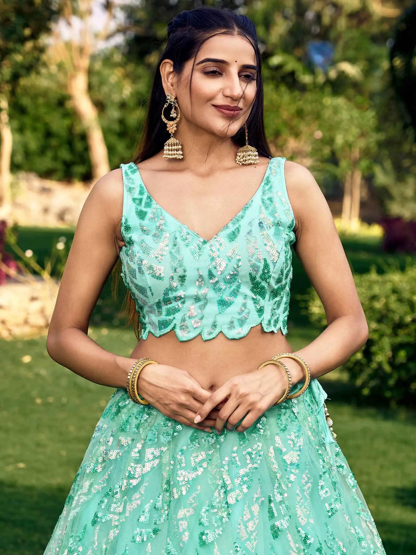 Lehenga bleu ciel en résille douce avec broderies de sequins multiples et fils