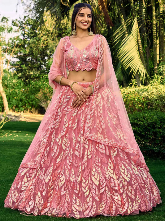 Lehenga rose en résille douce avec broderies de sequins multiples et fils