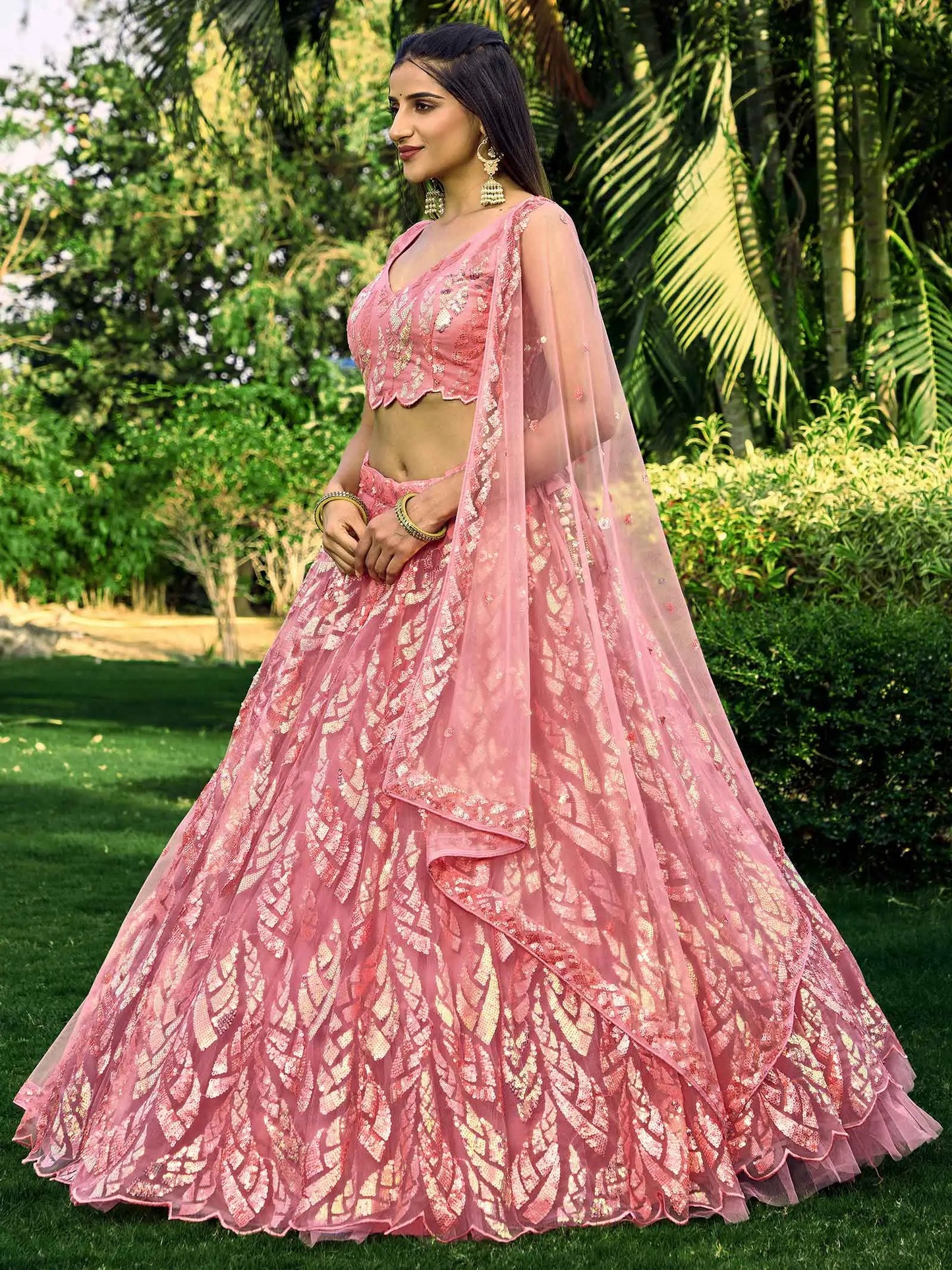 Lehenga rose en résille douce avec broderies de sequins multiples et fils