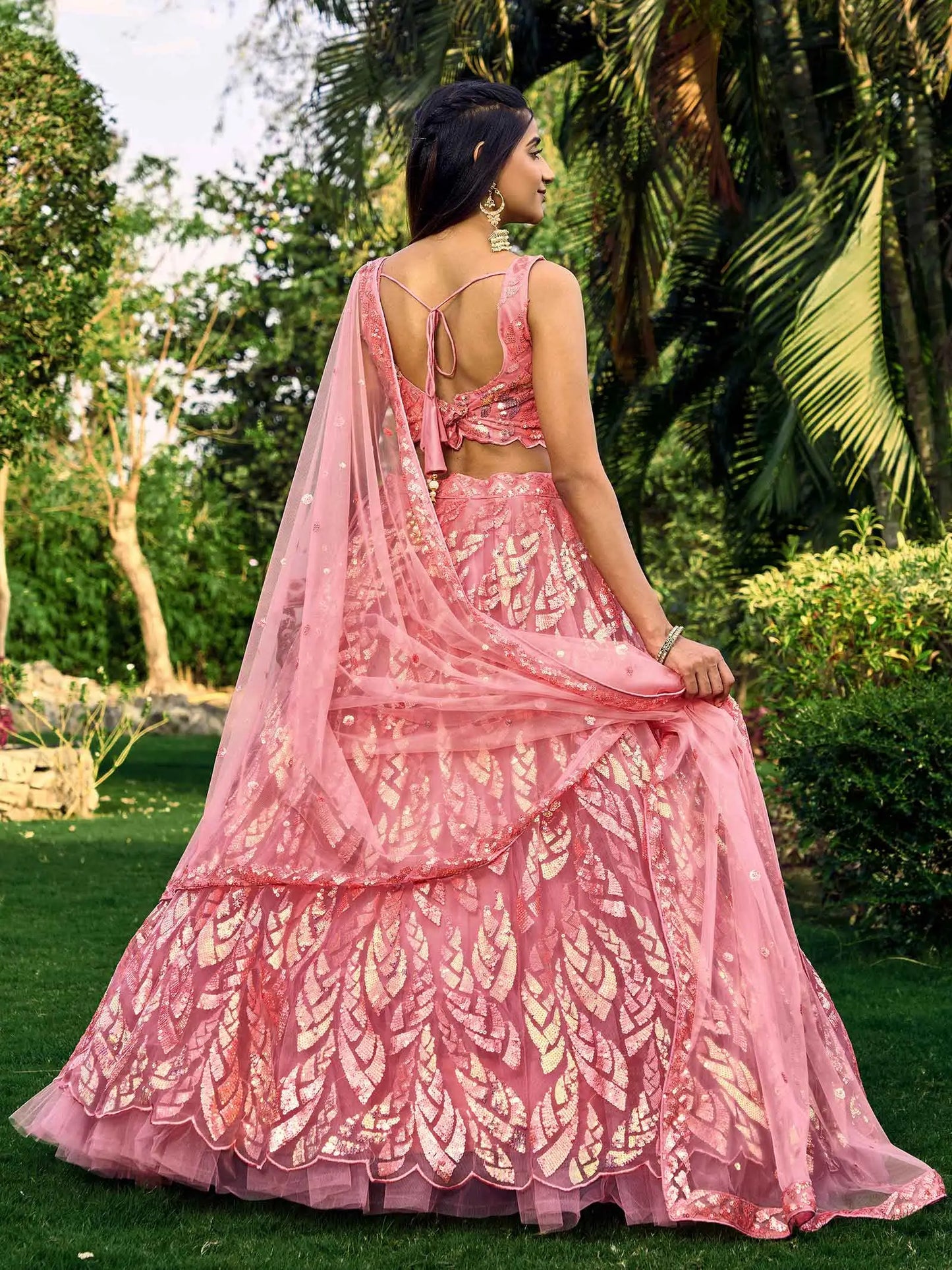 Lehenga rose en résille douce avec broderies de sequins multiples et fils