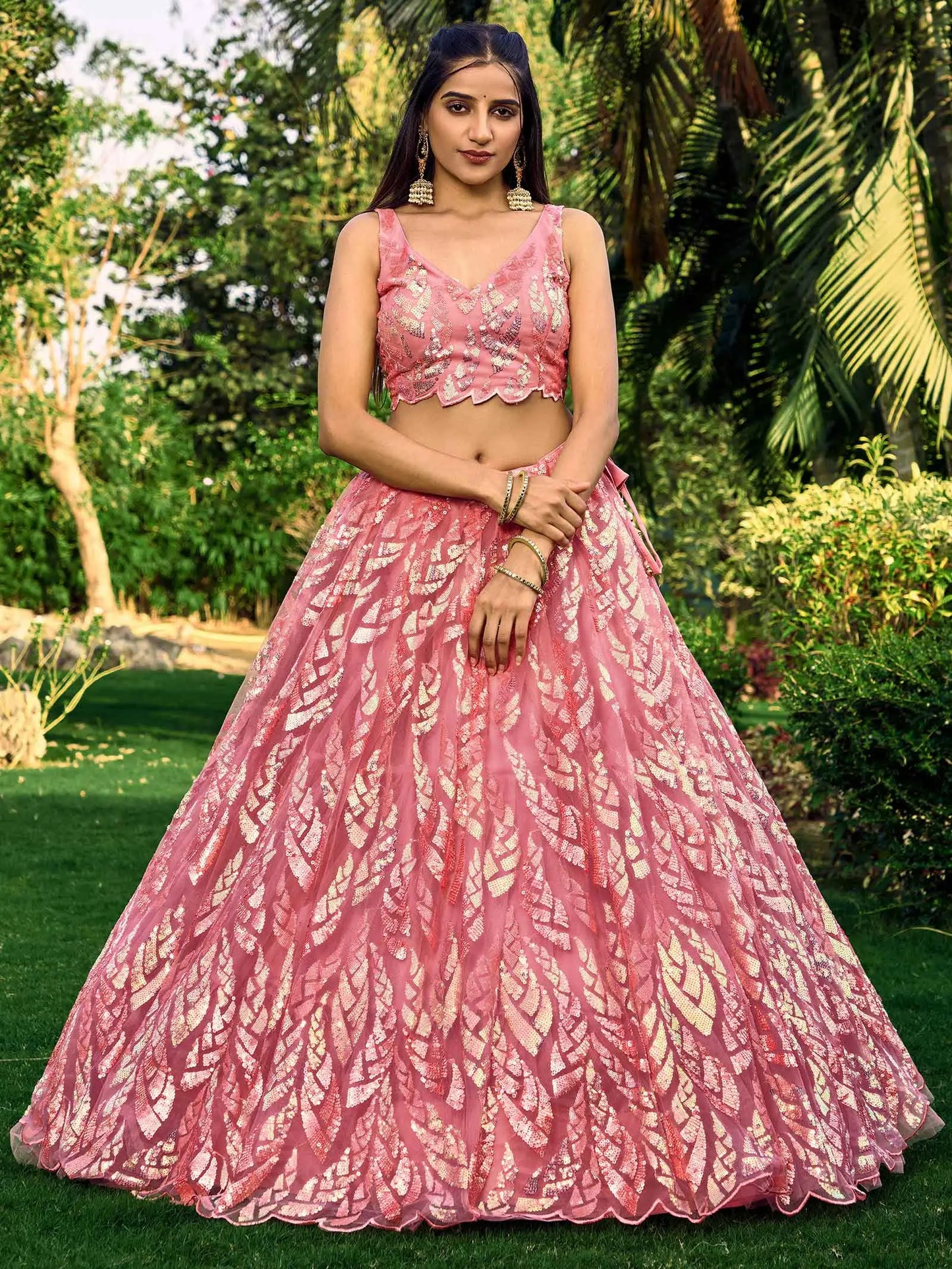 Lehenga rose en résille douce avec broderies de sequins multiples et fils