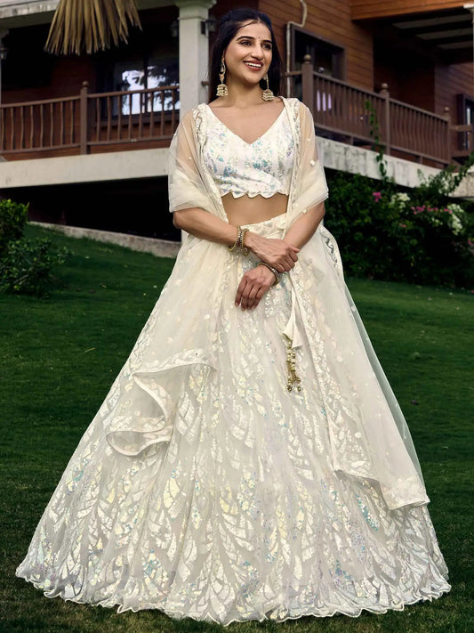Lehenga blanc en résille douce avec broderies de sequins multiples et fils