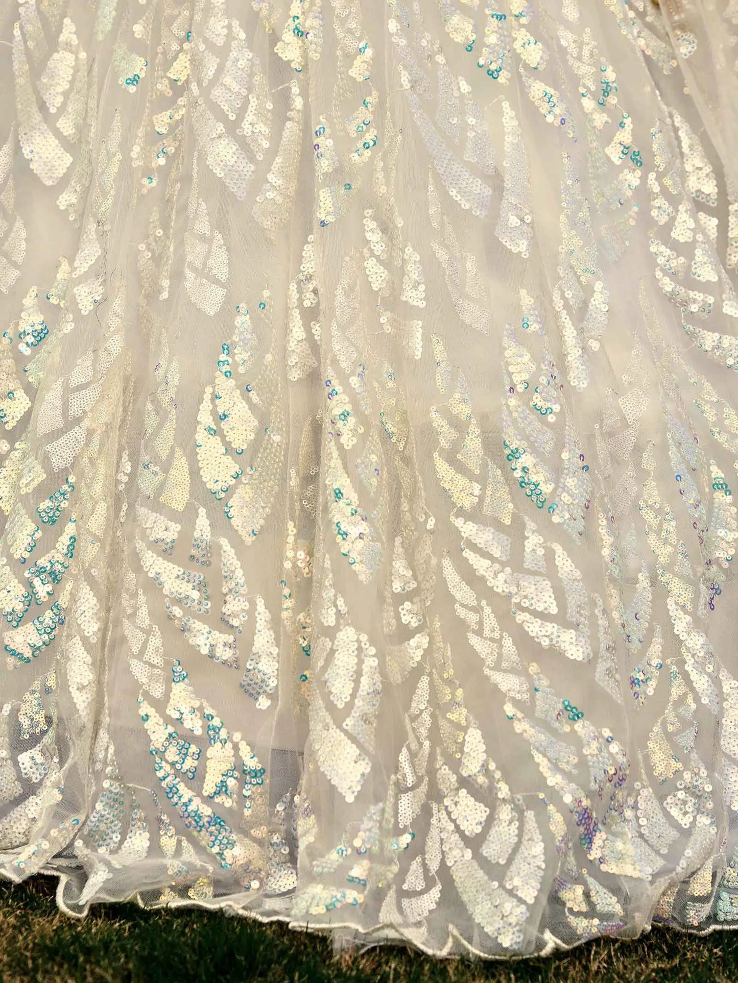 Lehenga blanc en résille douce avec broderies de sequins multiples et fils