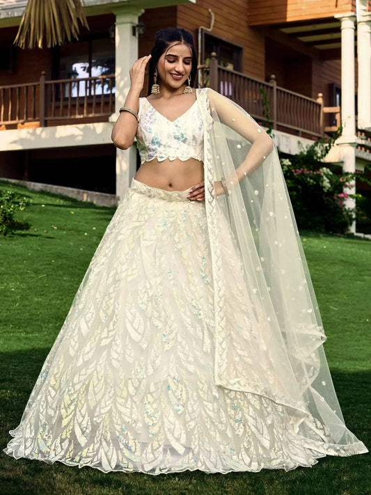Lehenga blanc en résille douce avec broderies de sequins multiples et fils
