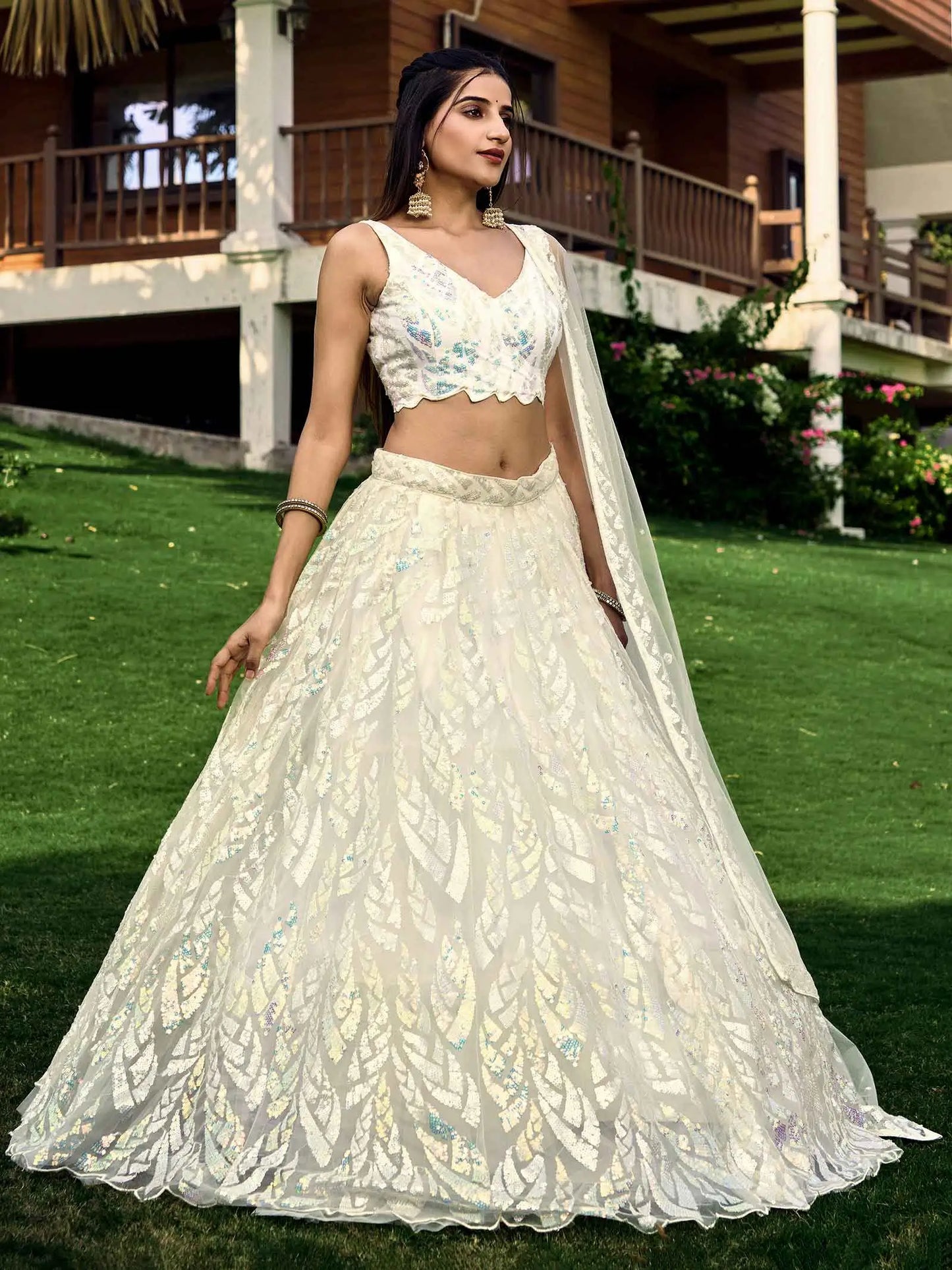 Lehenga blanc en résille douce avec broderies de sequins multiples et fils