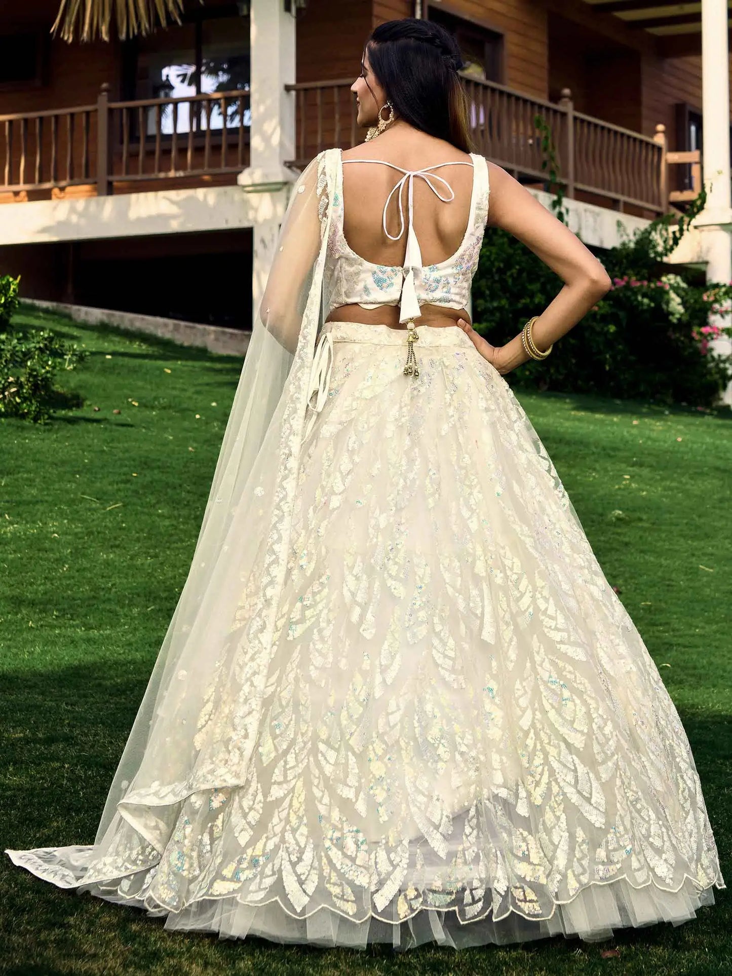 Lehenga blanc en résille douce avec broderies de sequins multiples et fils