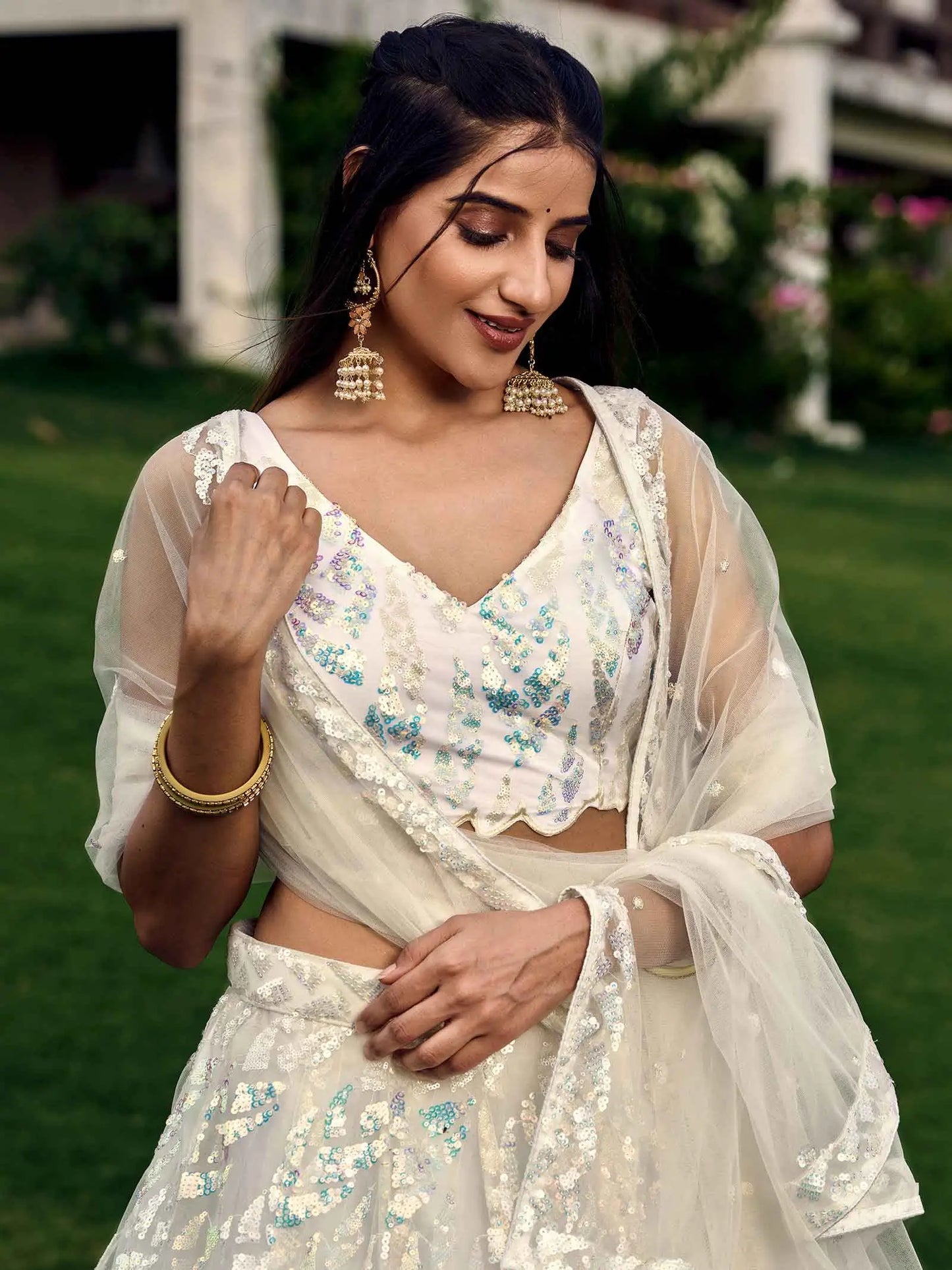 Lehenga blanc en résille douce avec broderies de sequins multiples et fils