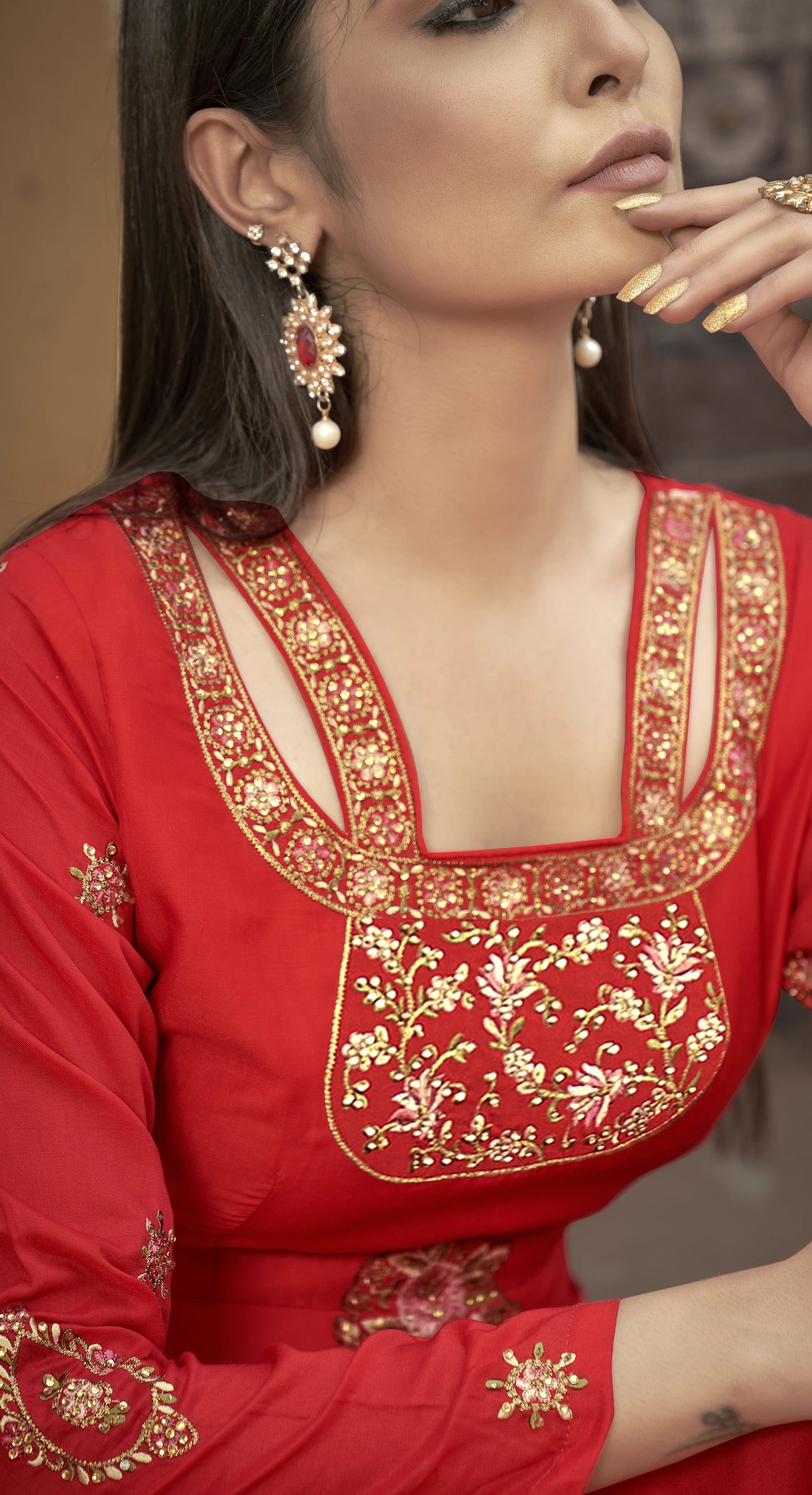 Leuchtend orangefarbenes langärmliges Kurta-Oberteil mit Maslin-Stickerei