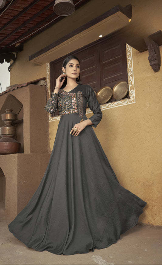 Haut Kurta long gris taupe manches longues avec broderies en Maslin