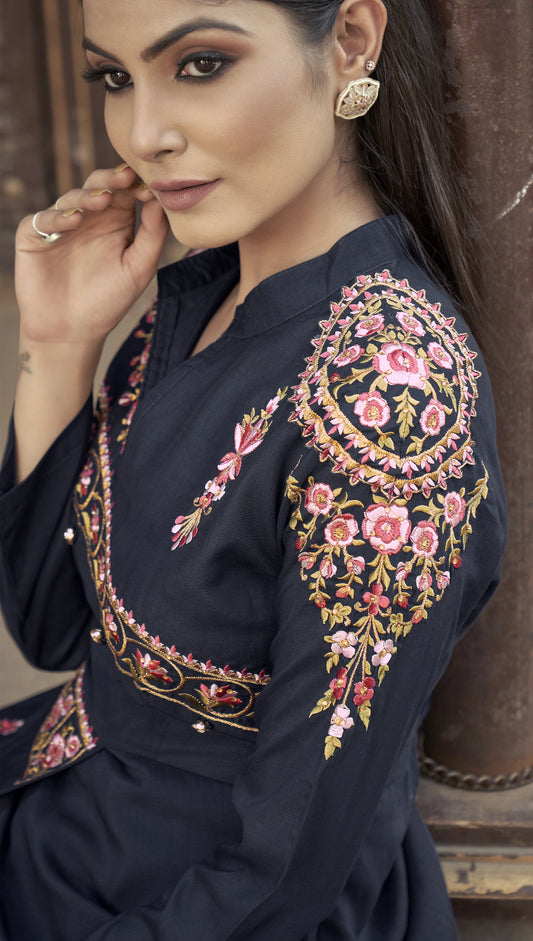 Haut Kurta long noir manches longues avec broderies en Maslin
