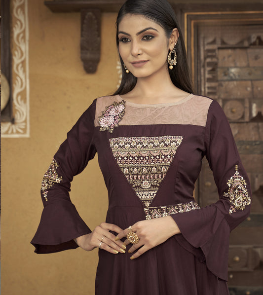 Haut Kurta long marron manches longues avec broderies en Maslin