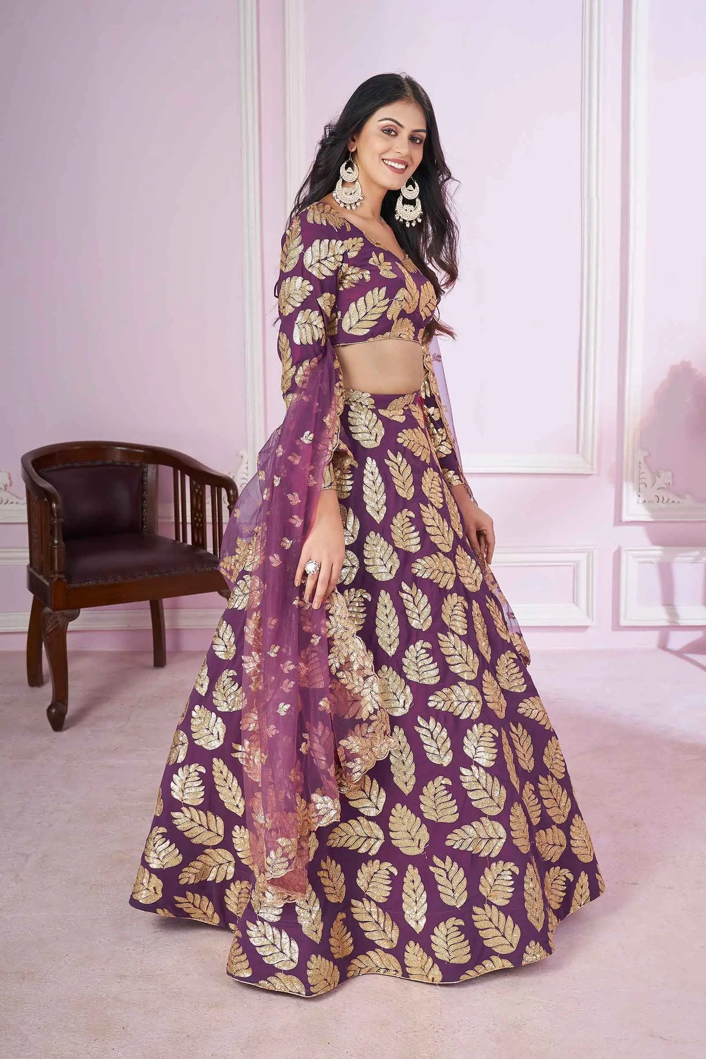 Lehenga en georgette violet foncé avec travail de broderie à sequins et zari COLLECTION PRISHA