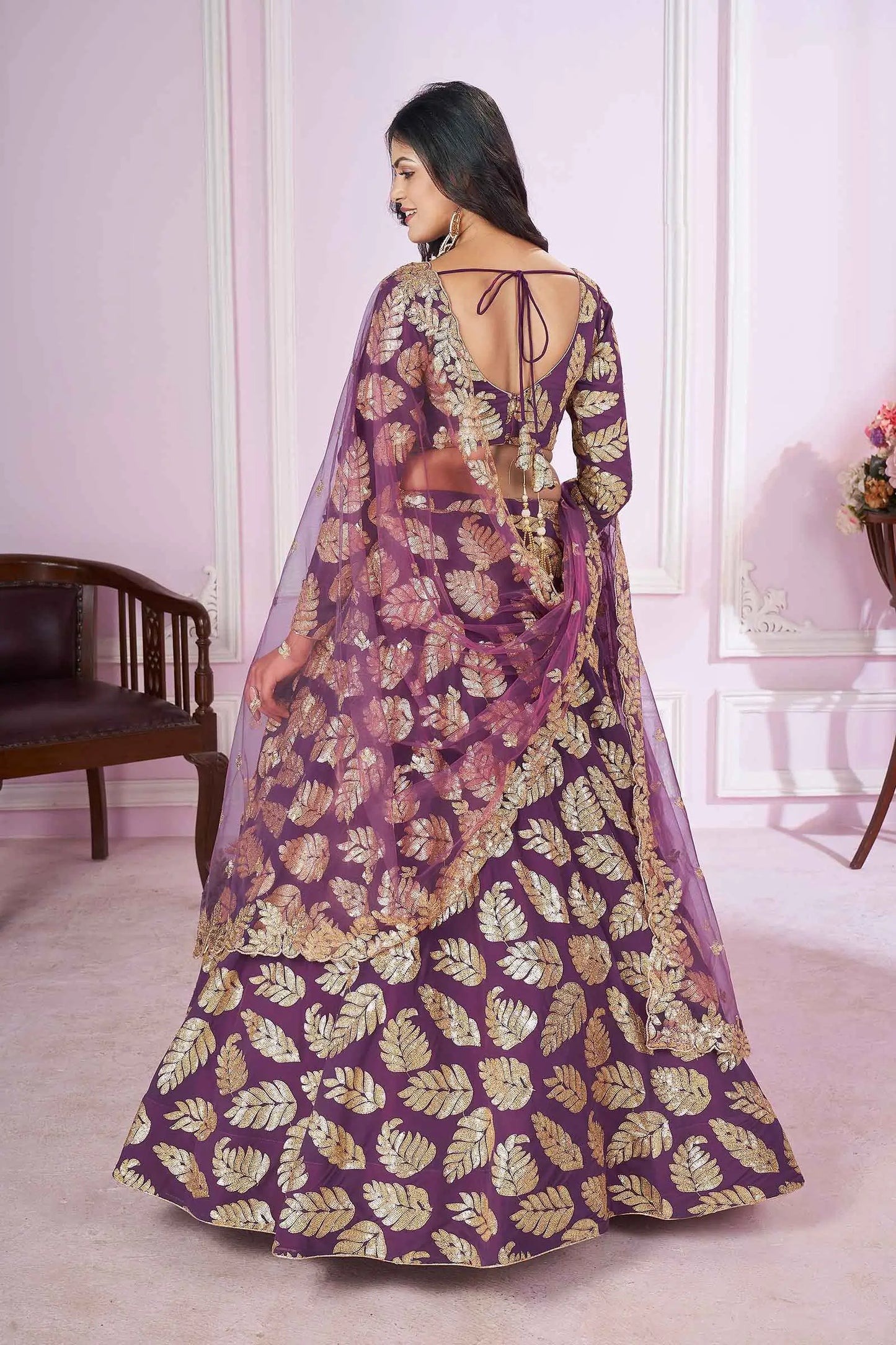 Lehenga en georgette violet foncé avec travail de broderie à sequins et zari COLLECTION PRISHA