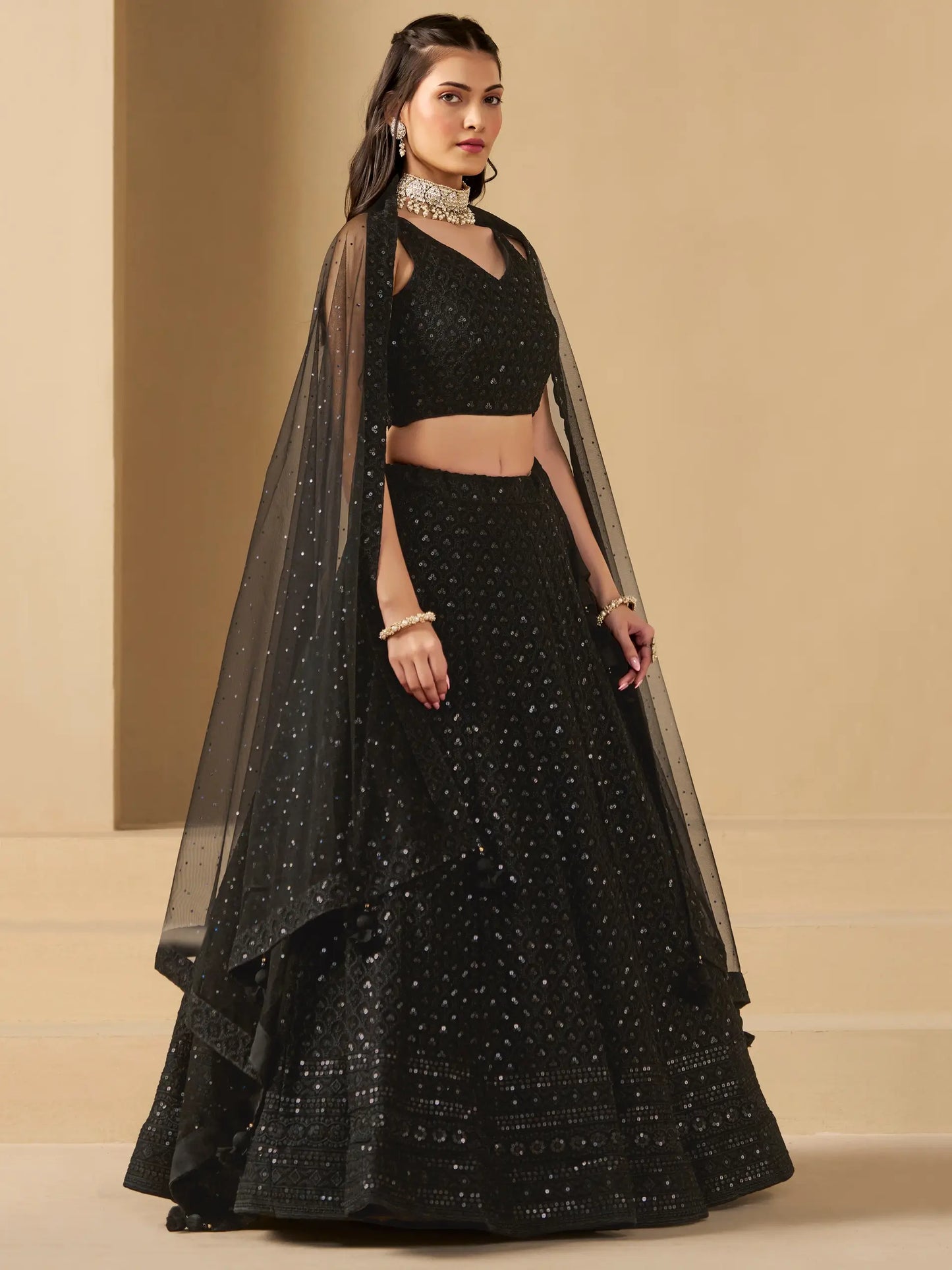 Üppiger schwarzer Abend-Lehenga mit Paillettenstickerei und Dupatta