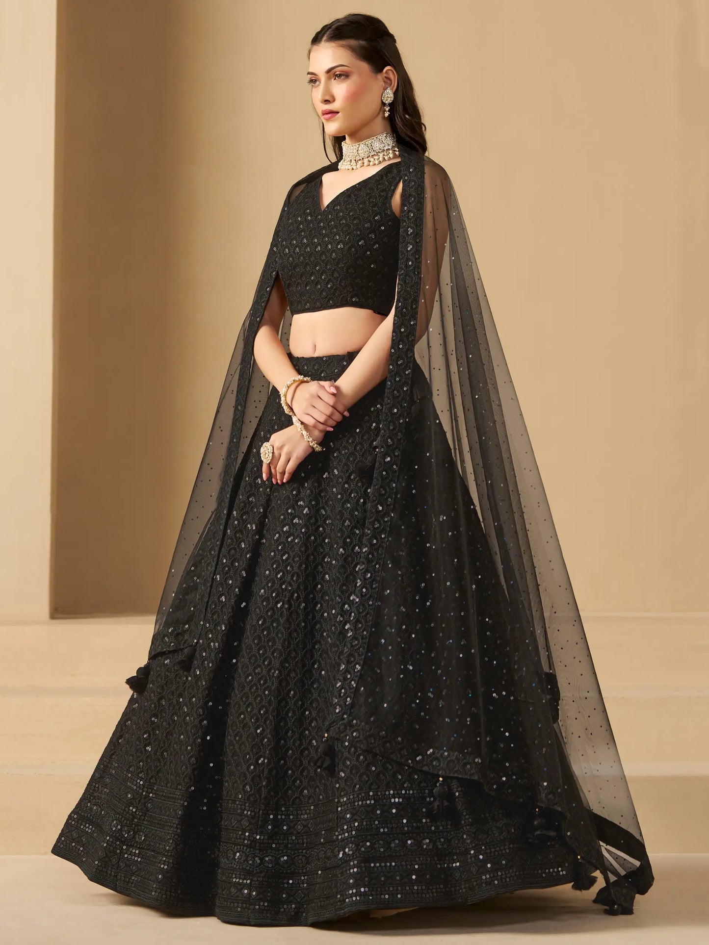 Üppiger schwarzer Abend-Lehenga mit Paillettenstickerei und Dupatta