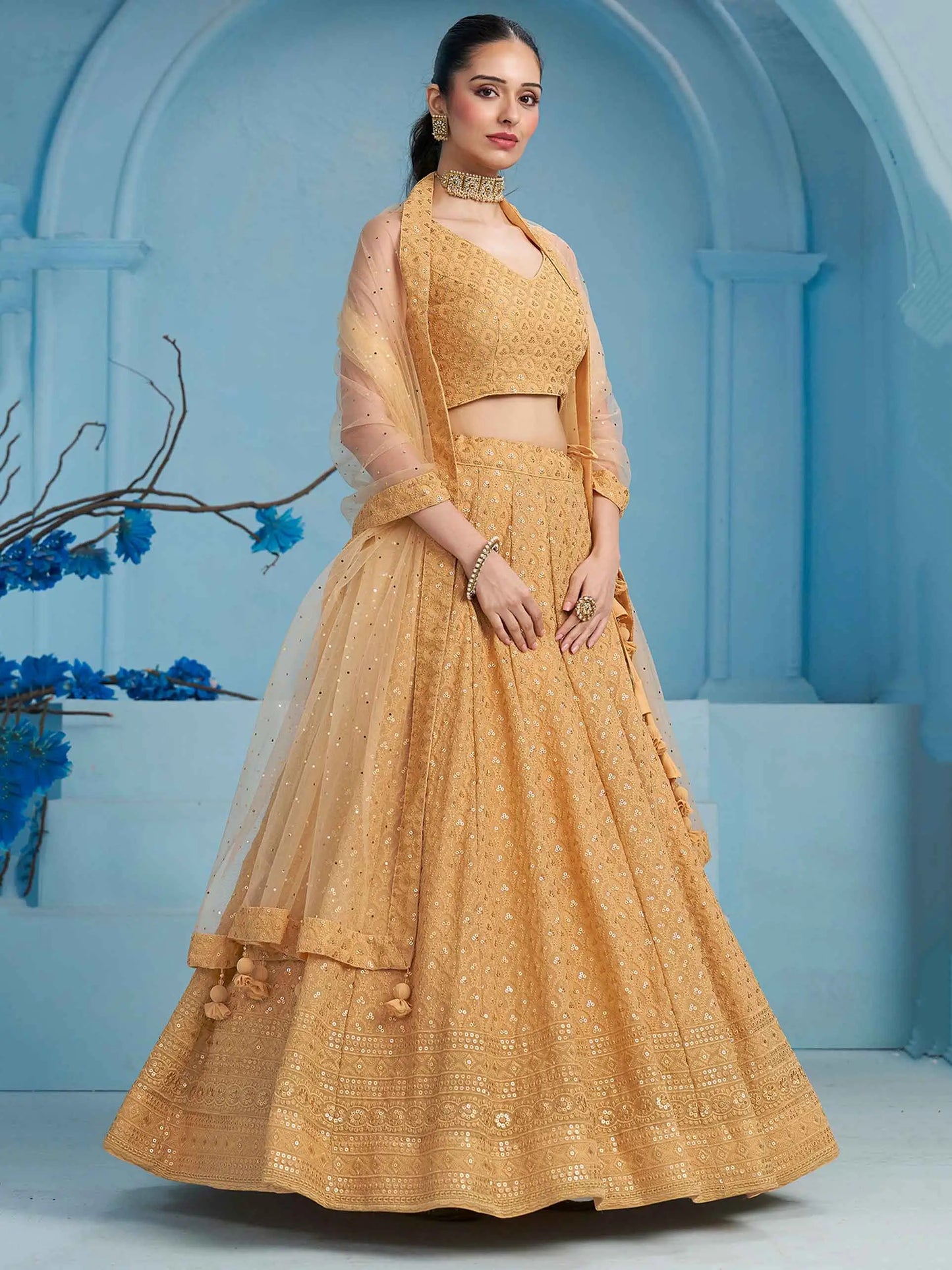 Üppiger beigefarbener Abend-Lehenga mit Paillettenstickerei und Dupatta
