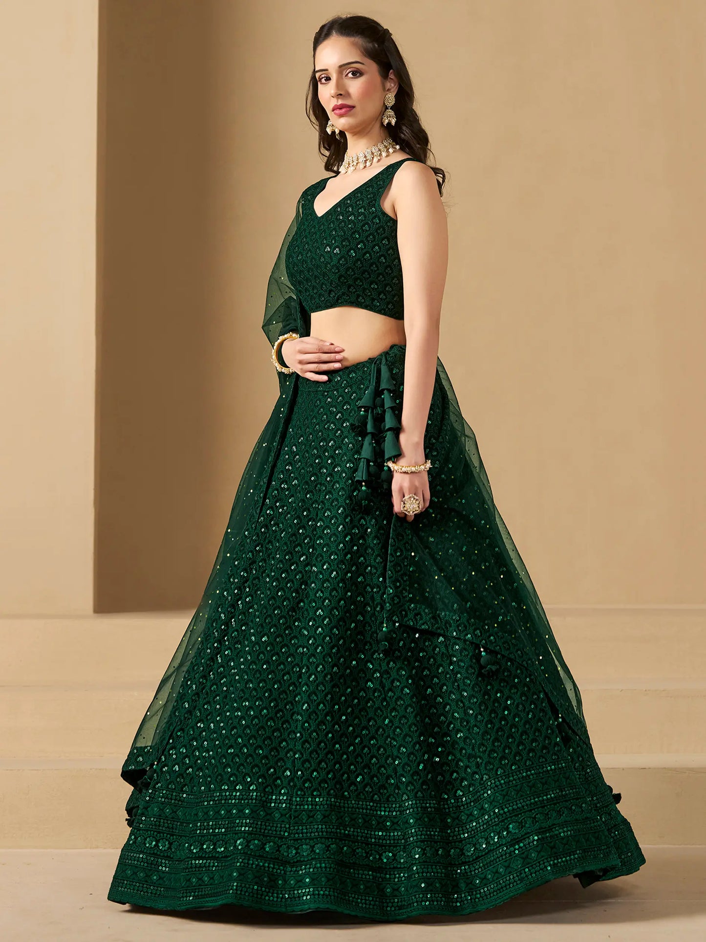 Üppiger dunkelgrüner Abend-Lehenga mit Paillettenstickerei und Dupatta