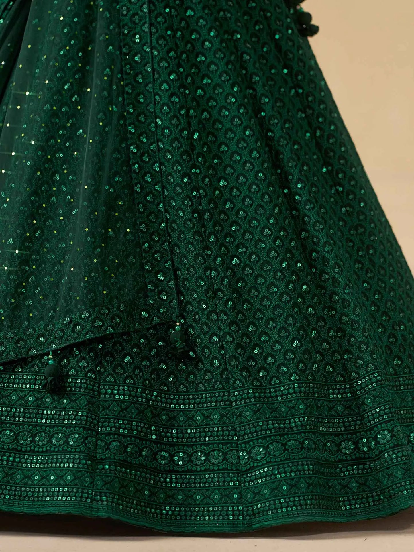Üppiger dunkelgrüner Abend-Lehenga mit Paillettenstickerei und Dupatta