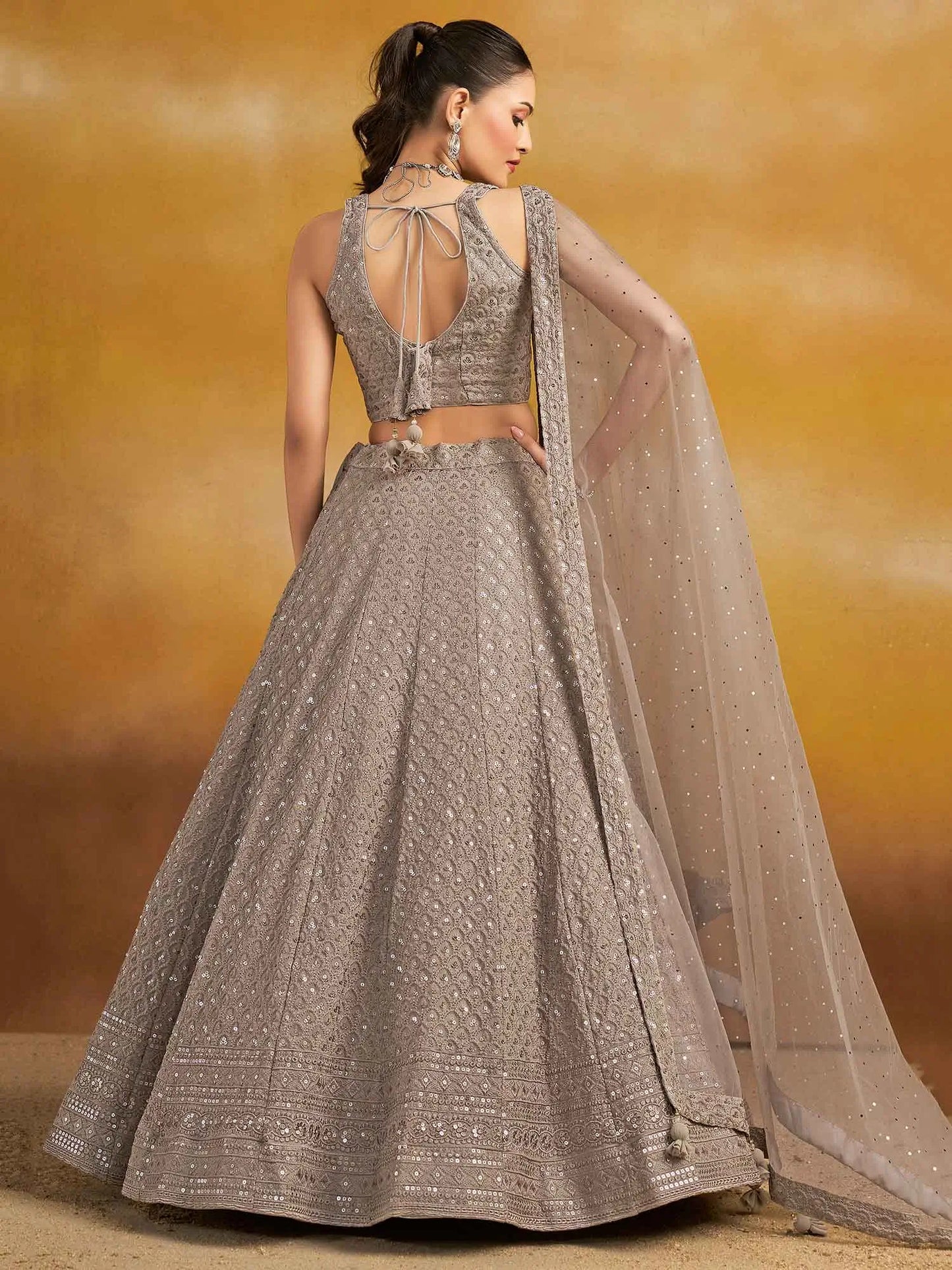 Üppiger grauer Abend-Lehenga mit Paillettenstickerei und Dupatta