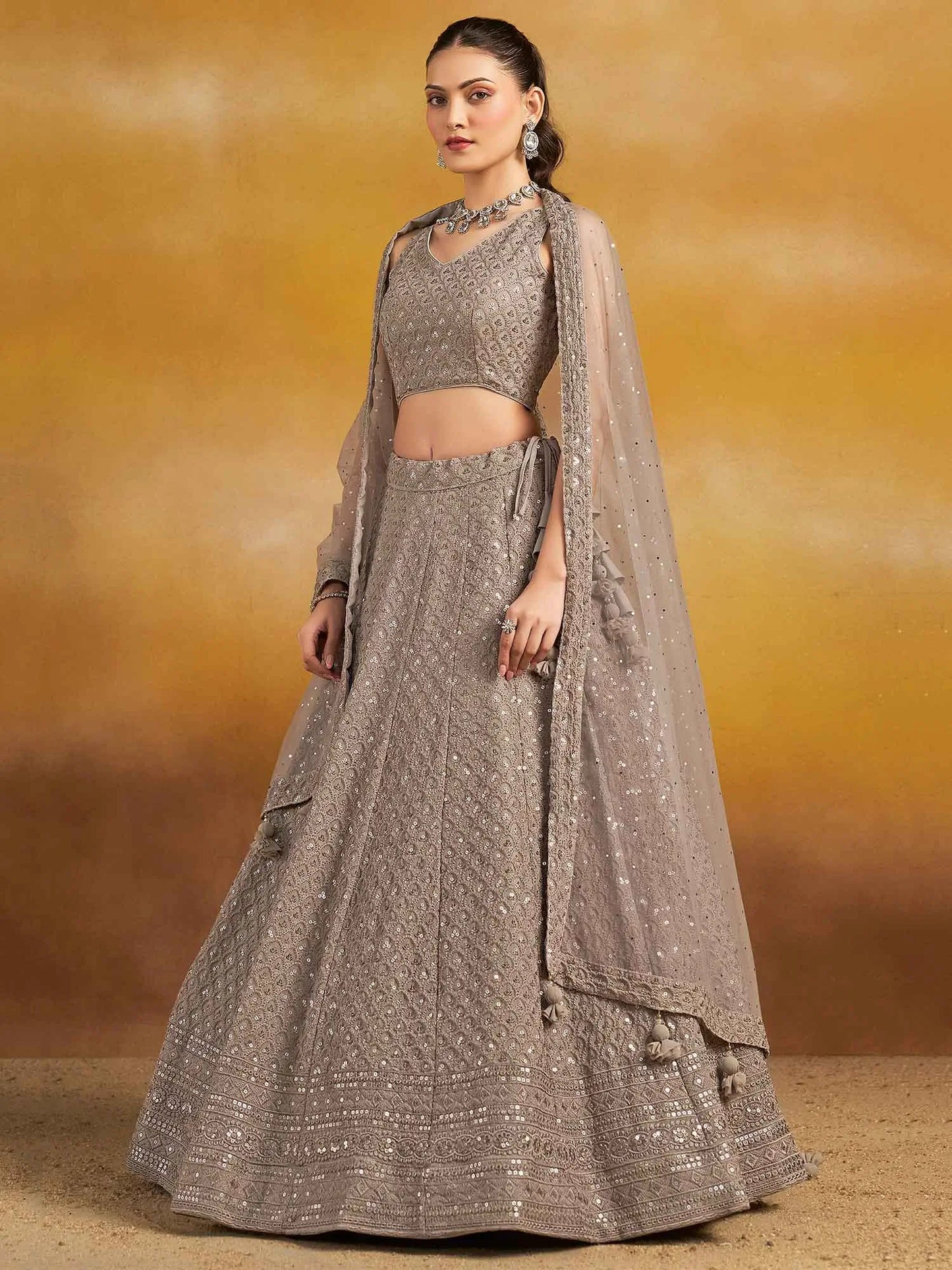 Üppiger grauer Abend-Lehenga mit Paillettenstickerei und Dupatta