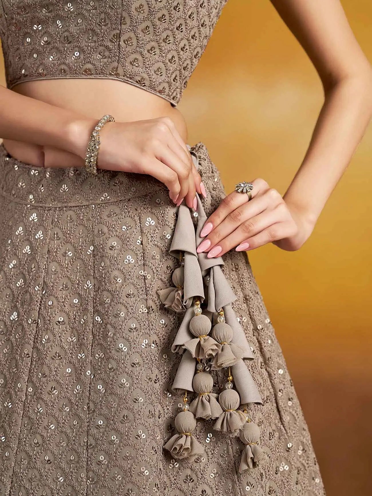 Üppiger grauer Abend-Lehenga mit Paillettenstickerei und Dupatta