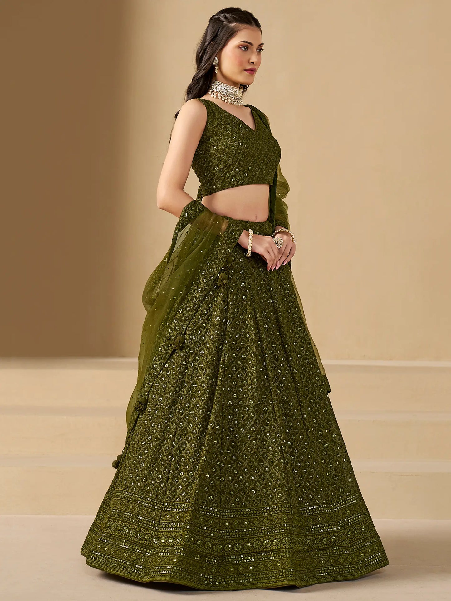 Üppiger hennagrüner Lehenga mit Paillettenstickerei und Dupatta