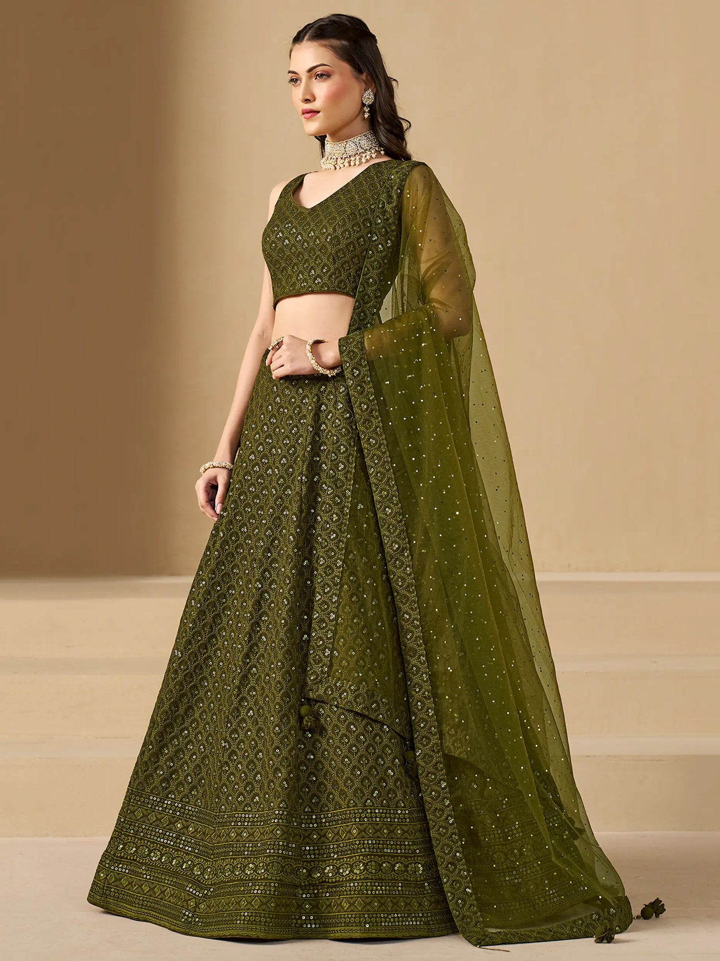Üppiger hennagrüner Lehenga mit Paillettenstickerei und Dupatta