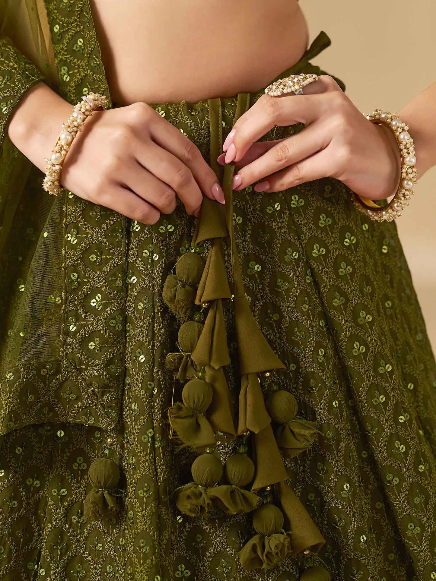 Üppiger hennagrüner Lehenga mit Paillettenstickerei und Dupatta