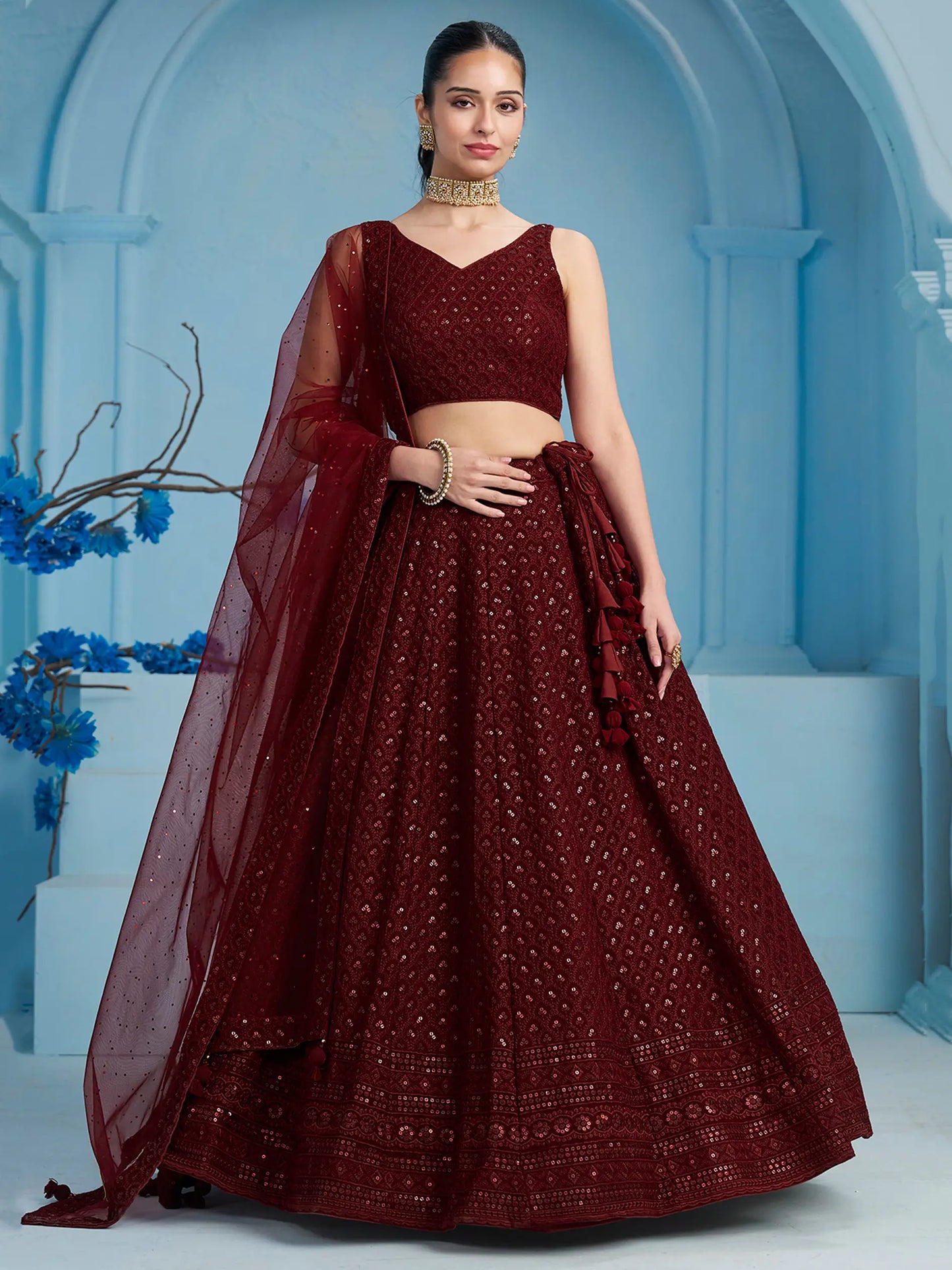 Üppiger burgunderfarbener Lehenga mit Paillettenstickerei und Dupatta