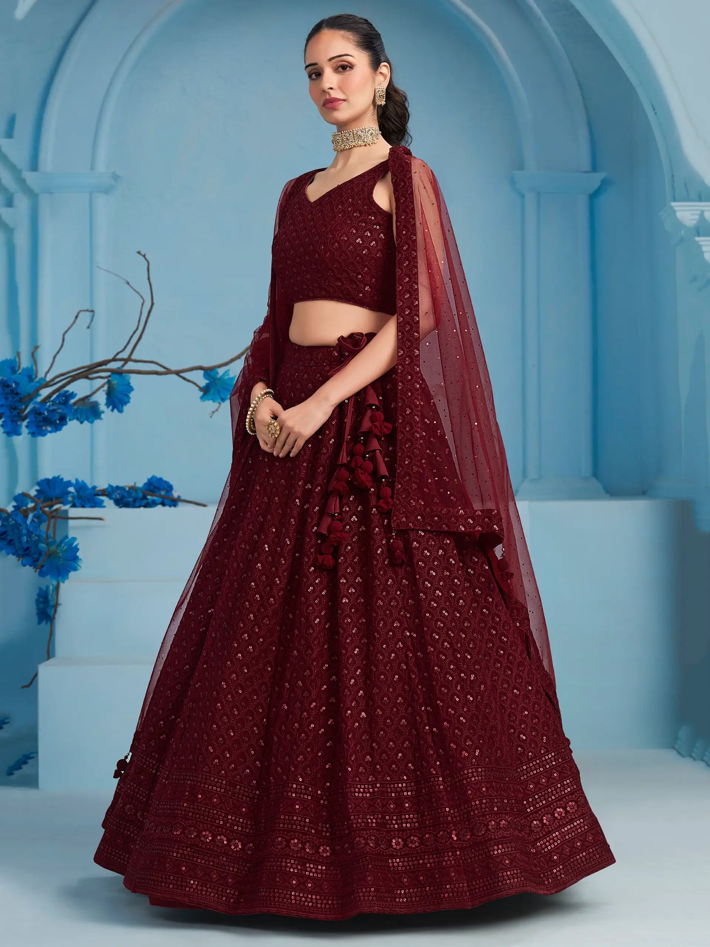 Üppiger burgunderfarbener Lehenga mit Paillettenstickerei und Dupatta