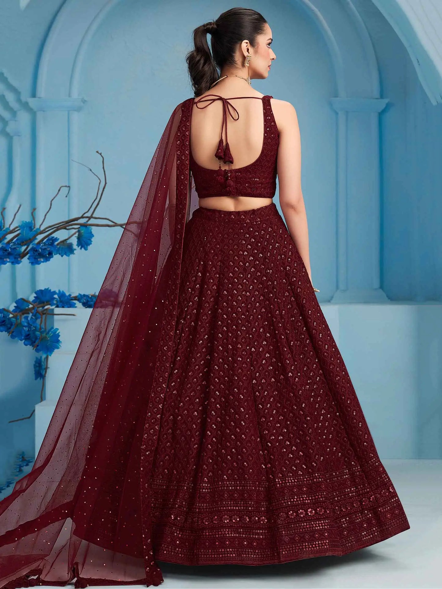 Üppiger burgunderfarbener Lehenga mit Paillettenstickerei und Dupatta