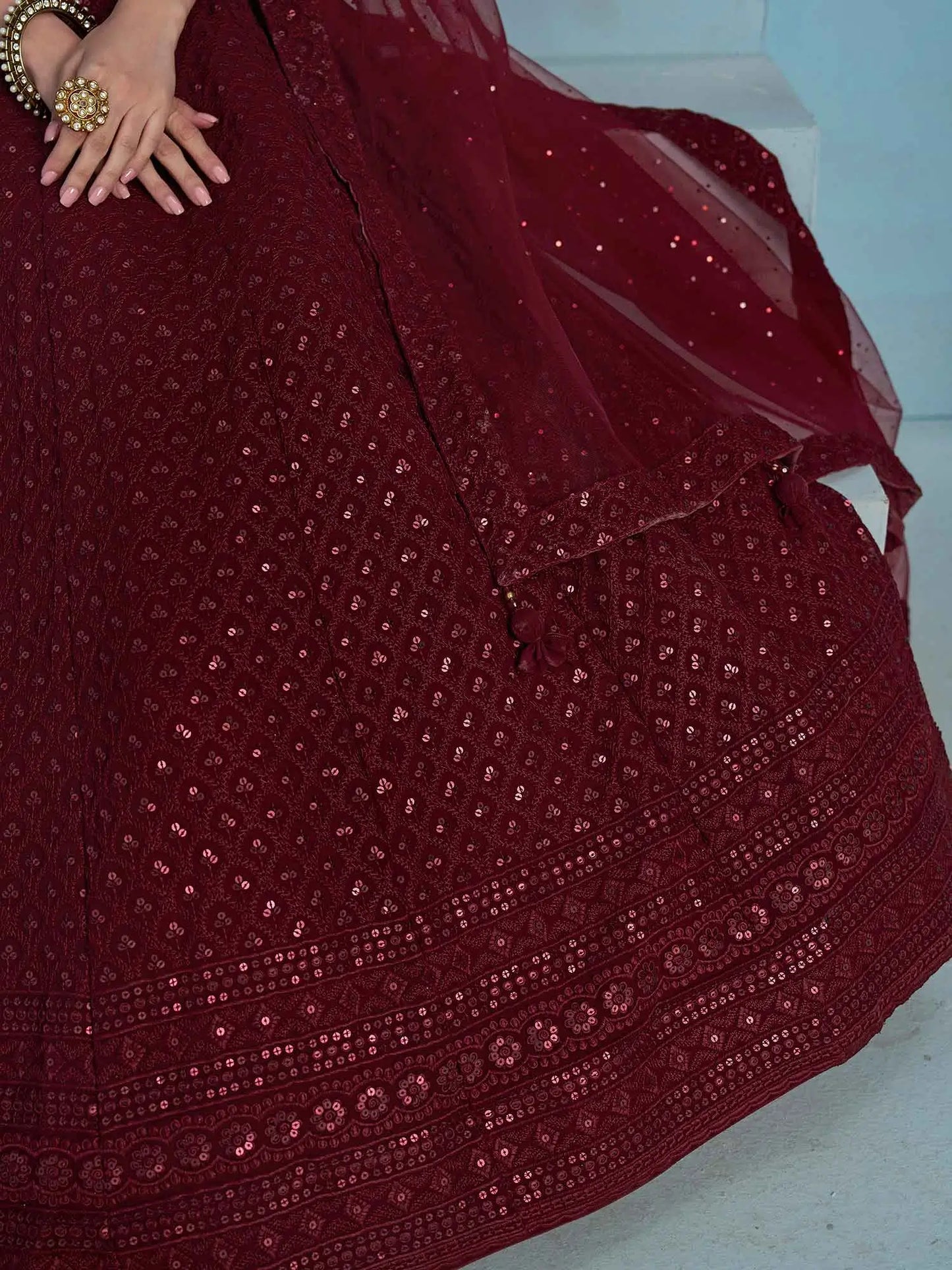Üppiger burgunderfarbener Lehenga mit Paillettenstickerei und Dupatta