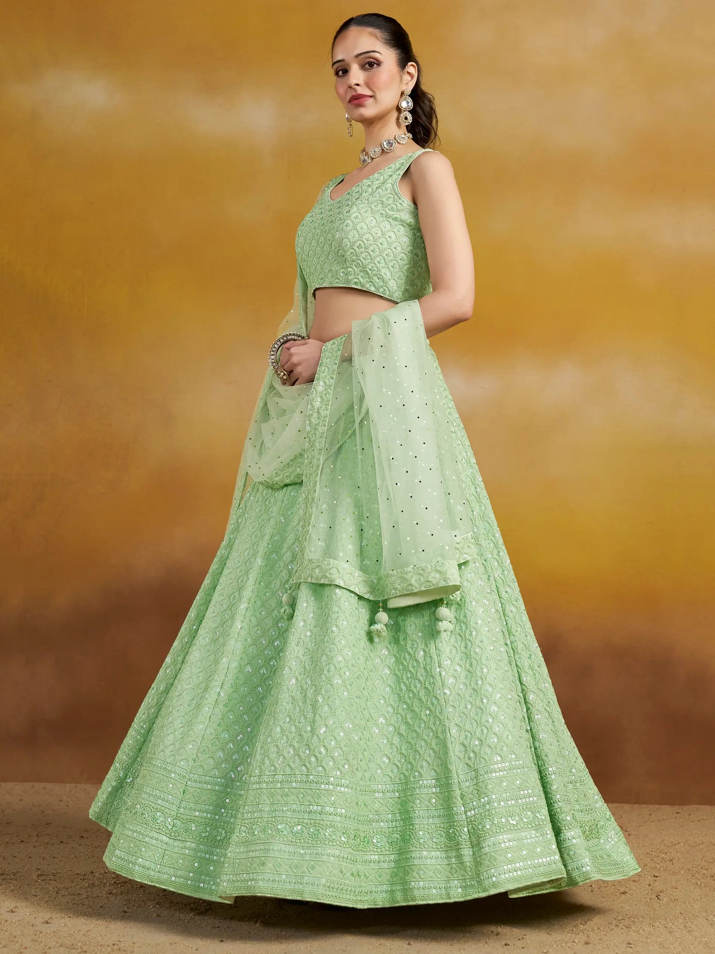 Üppiger hellmintgrüner Lehenga mit Paillettenstickerei und Dupatta