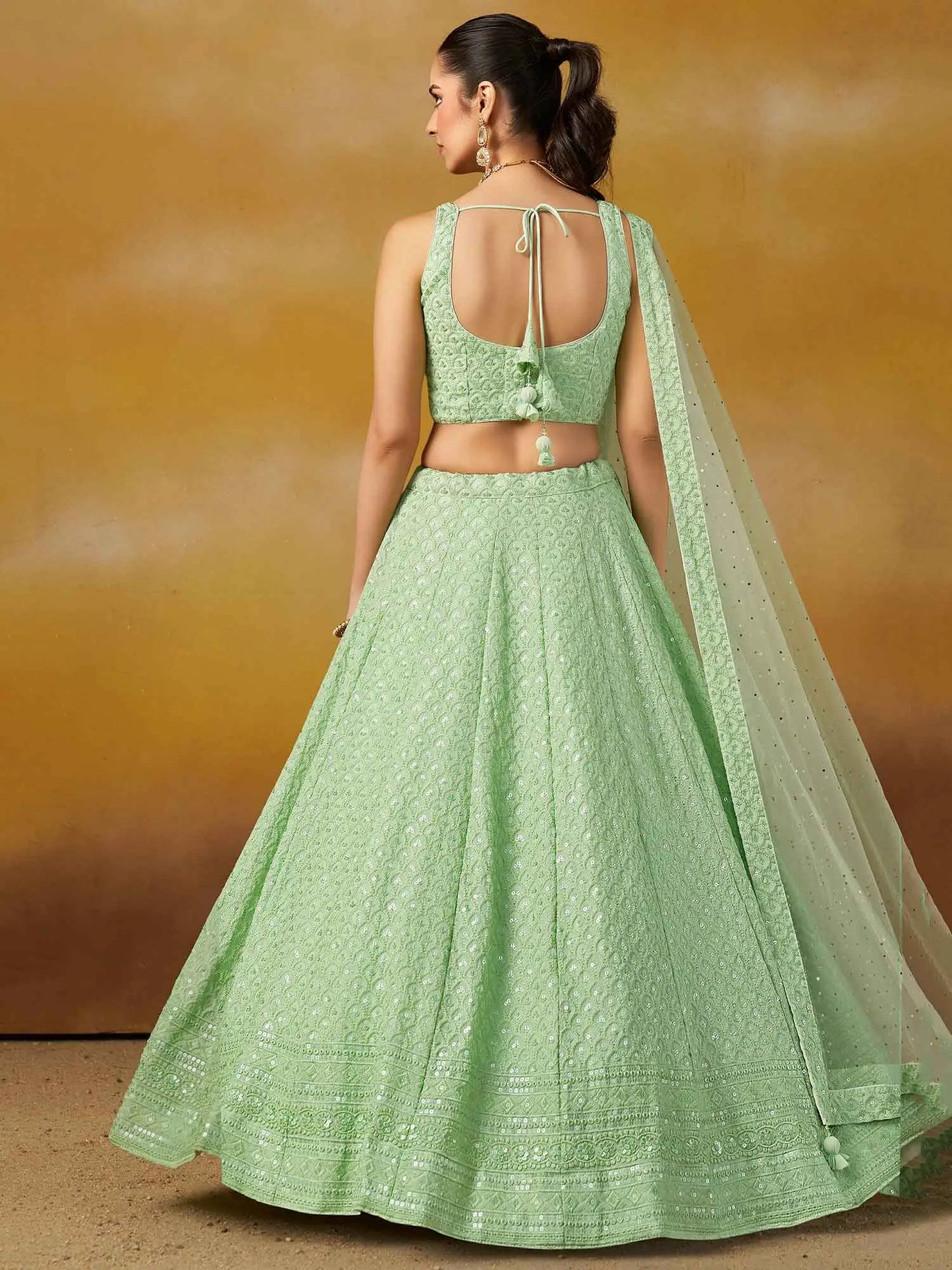 Üppiger hellmintgrüner Lehenga mit Paillettenstickerei und Dupatta