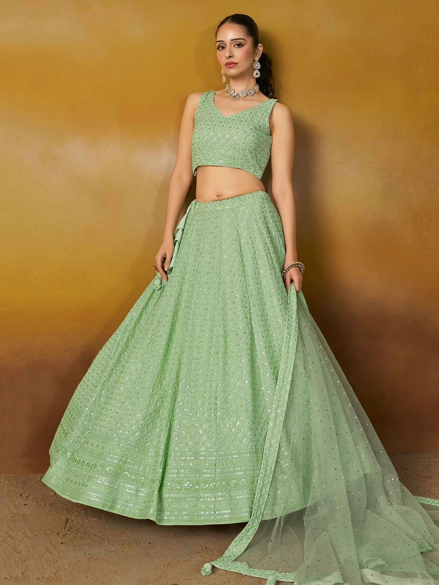 Üppiger hellmintgrüner Lehenga mit Paillettenstickerei und Dupatta