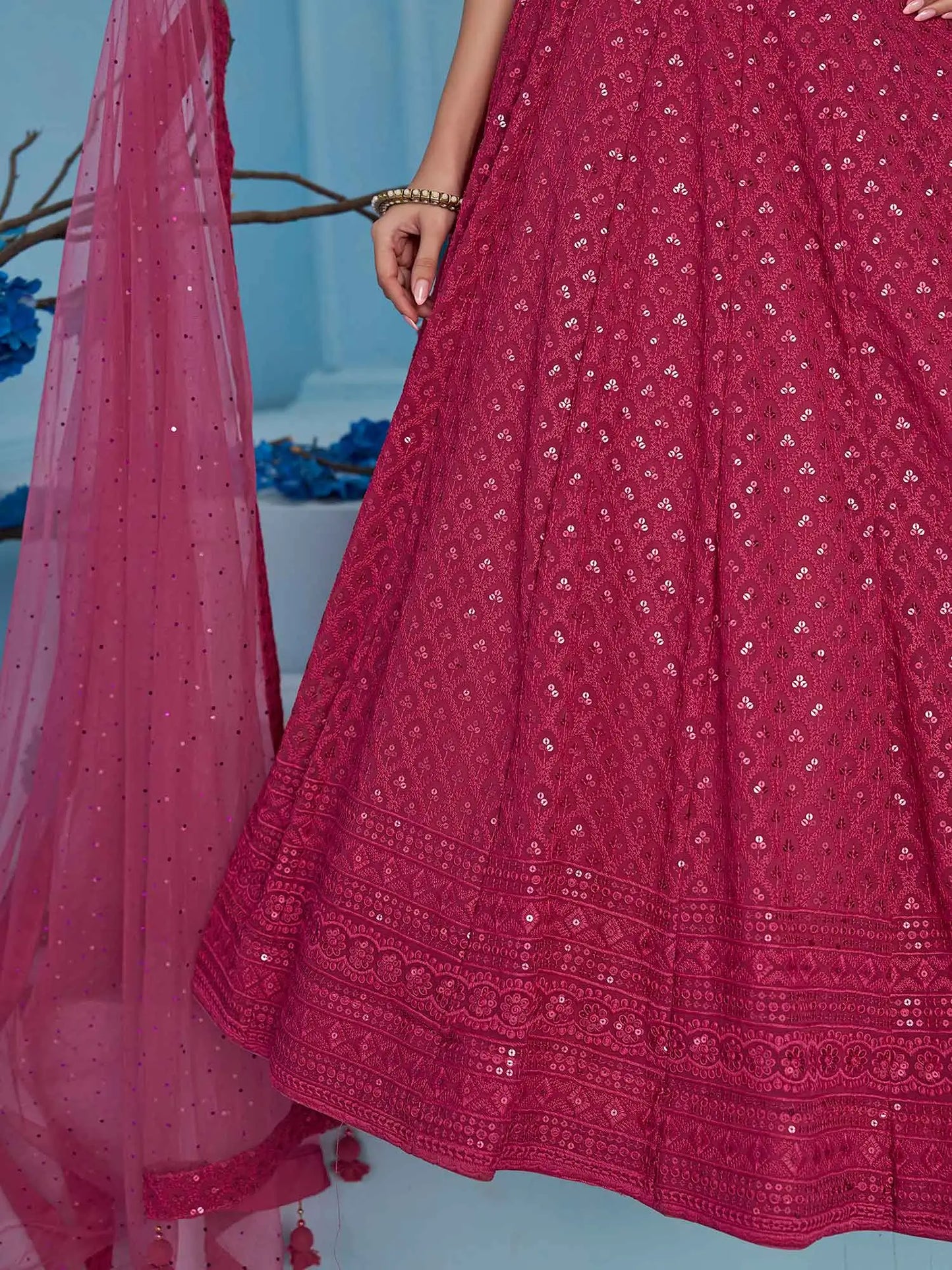 Üppiger Barbie Puderrosa Lehenga für den Abend mit Paillettenstickerei und Dupatta