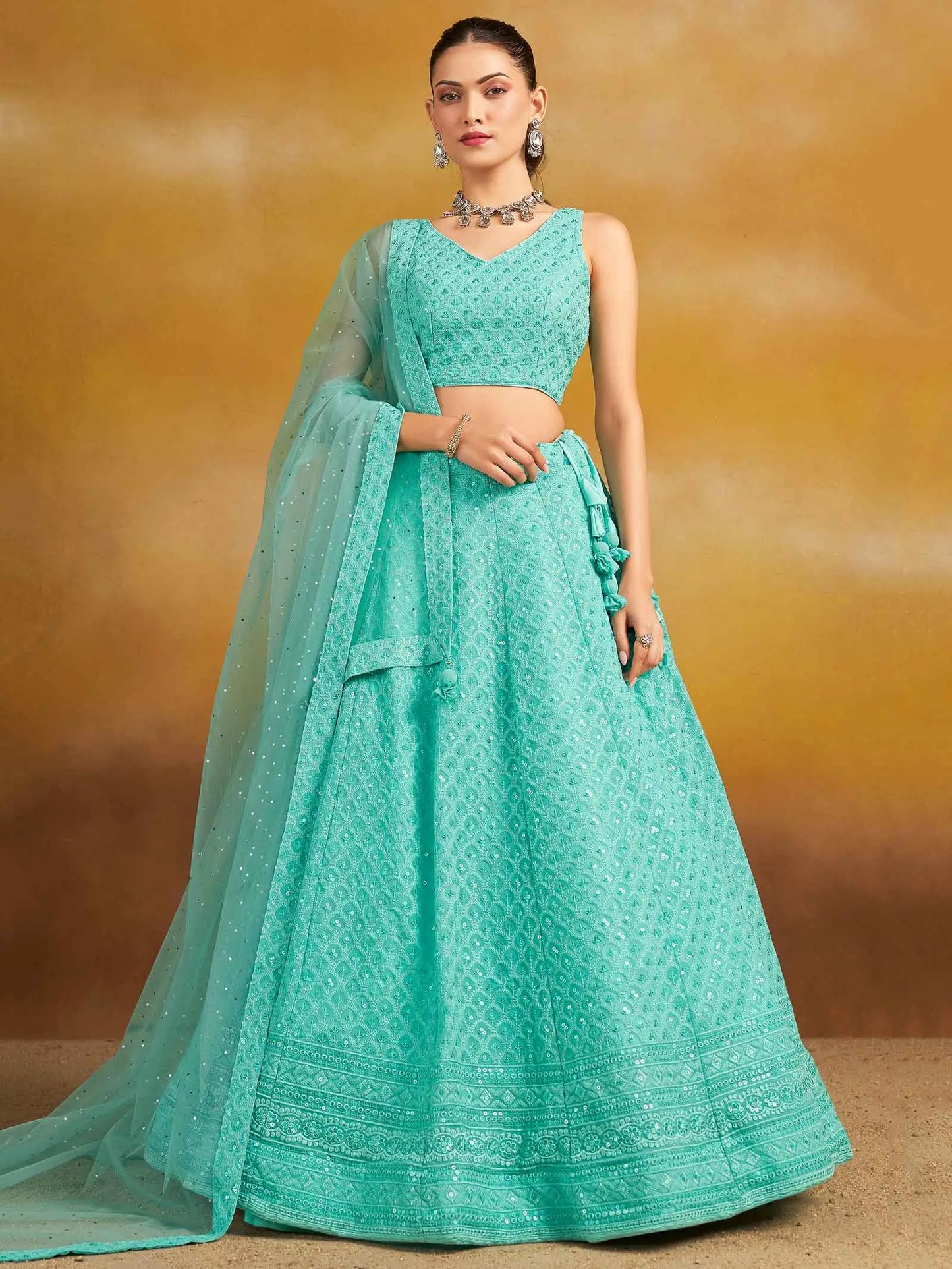 Lehenga bleu ciel somptueux avec broderie en sequins et dupatta