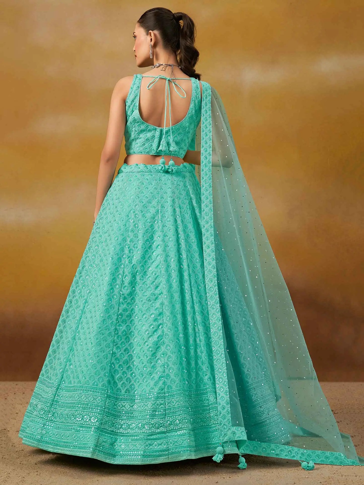 Lehenga bleu ciel somptueux avec broderie en sequins et dupatta