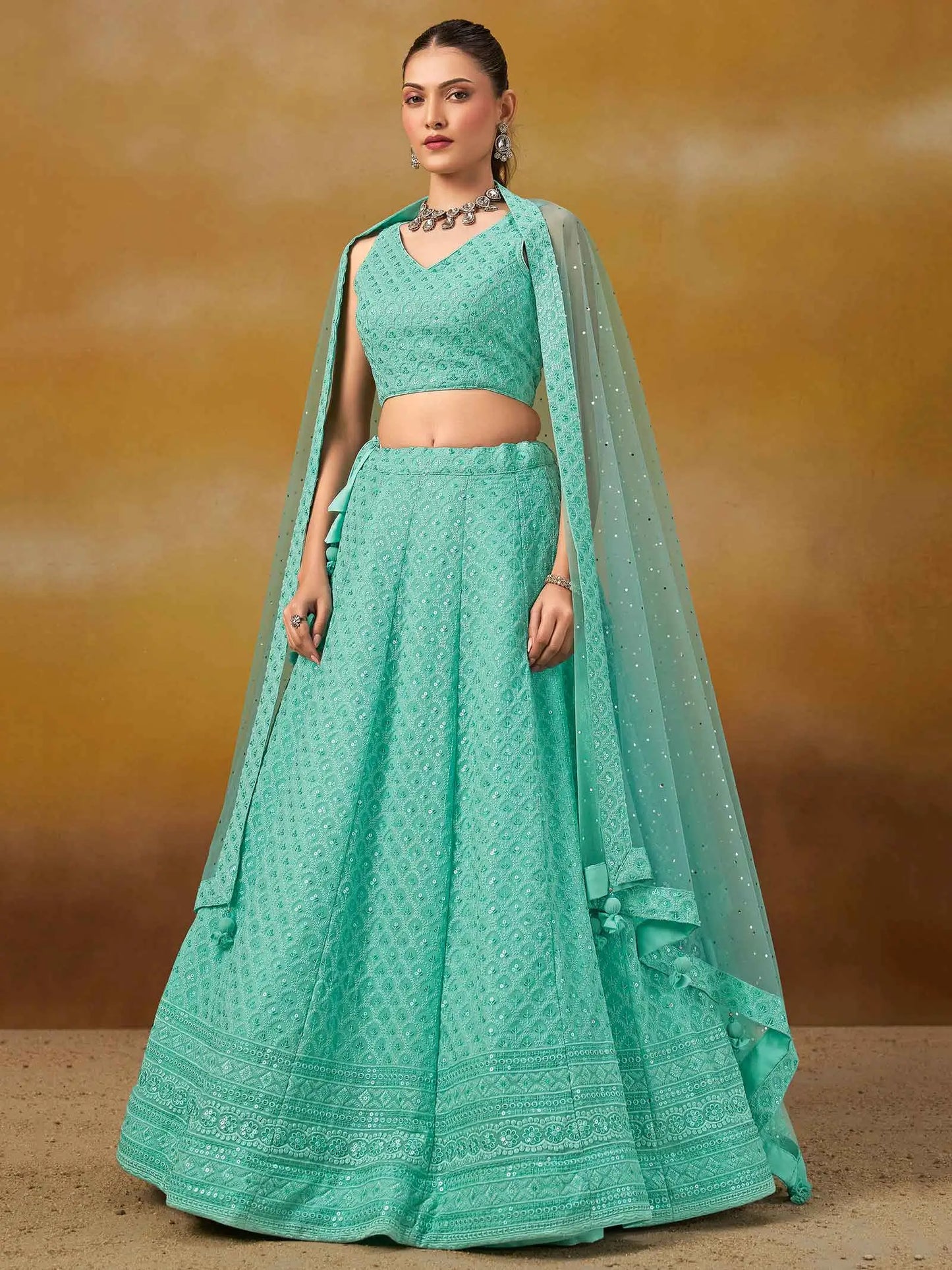 Lehenga bleu ciel somptueux avec broderie en sequins et dupatta