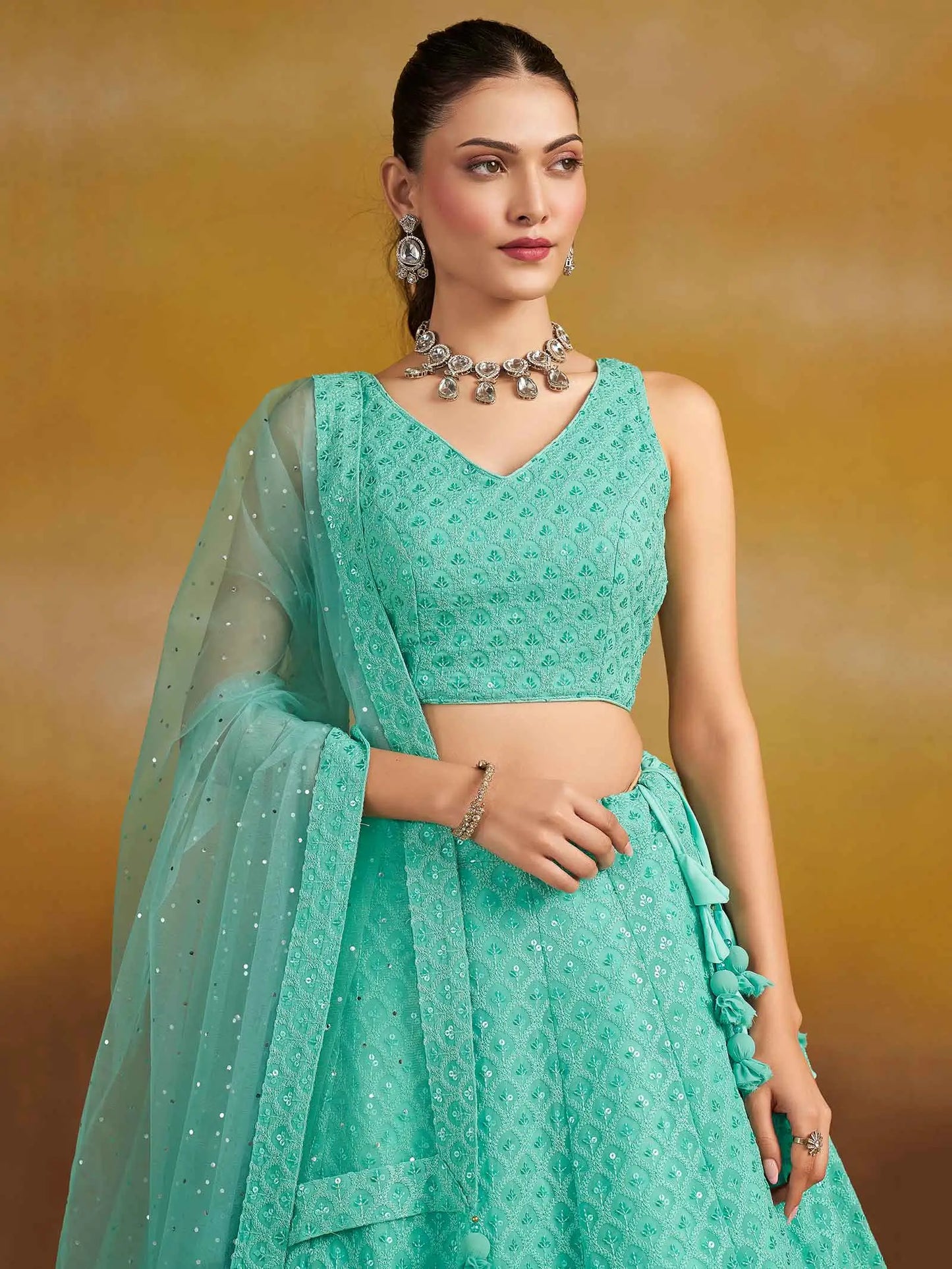 Lehenga bleu ciel somptueux avec broderie en sequins et dupatta