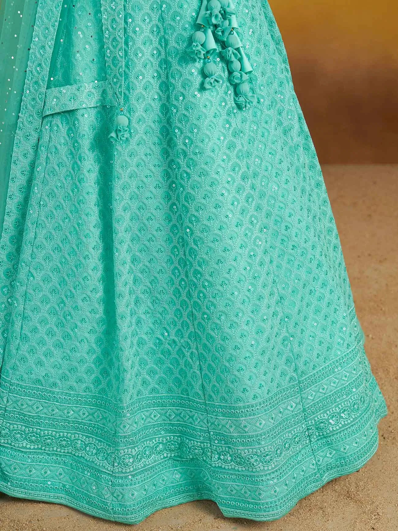 Lehenga bleu ciel somptueux avec broderie en sequins et dupatta