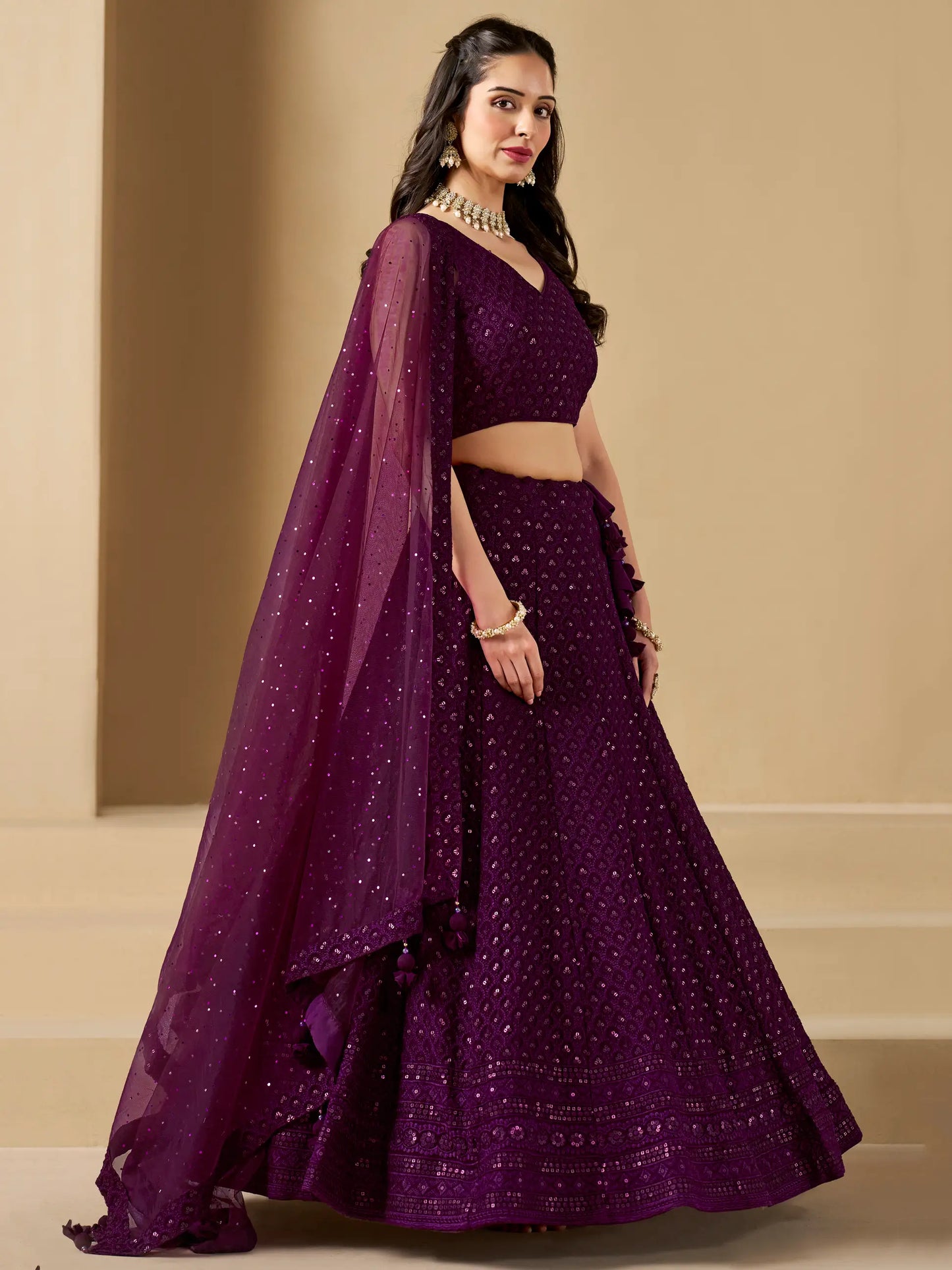 Üppiger traubenvioletter Abend-Lehenga mit Paillettenstickerei und Dupatta